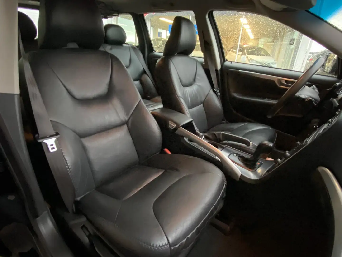 Volvo XC70 2.5 T Momentum Automaat Leder Youngtimer A-Z onder Noir - 2