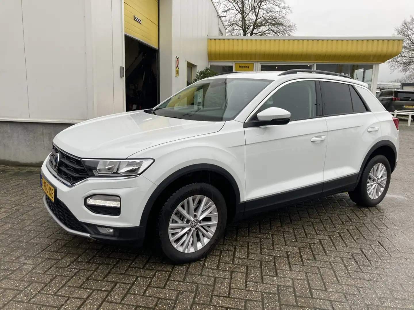 Volkswagen T-Roc 1.5 TSI 150 PK All Season APK: 11-2027 Wit - 1