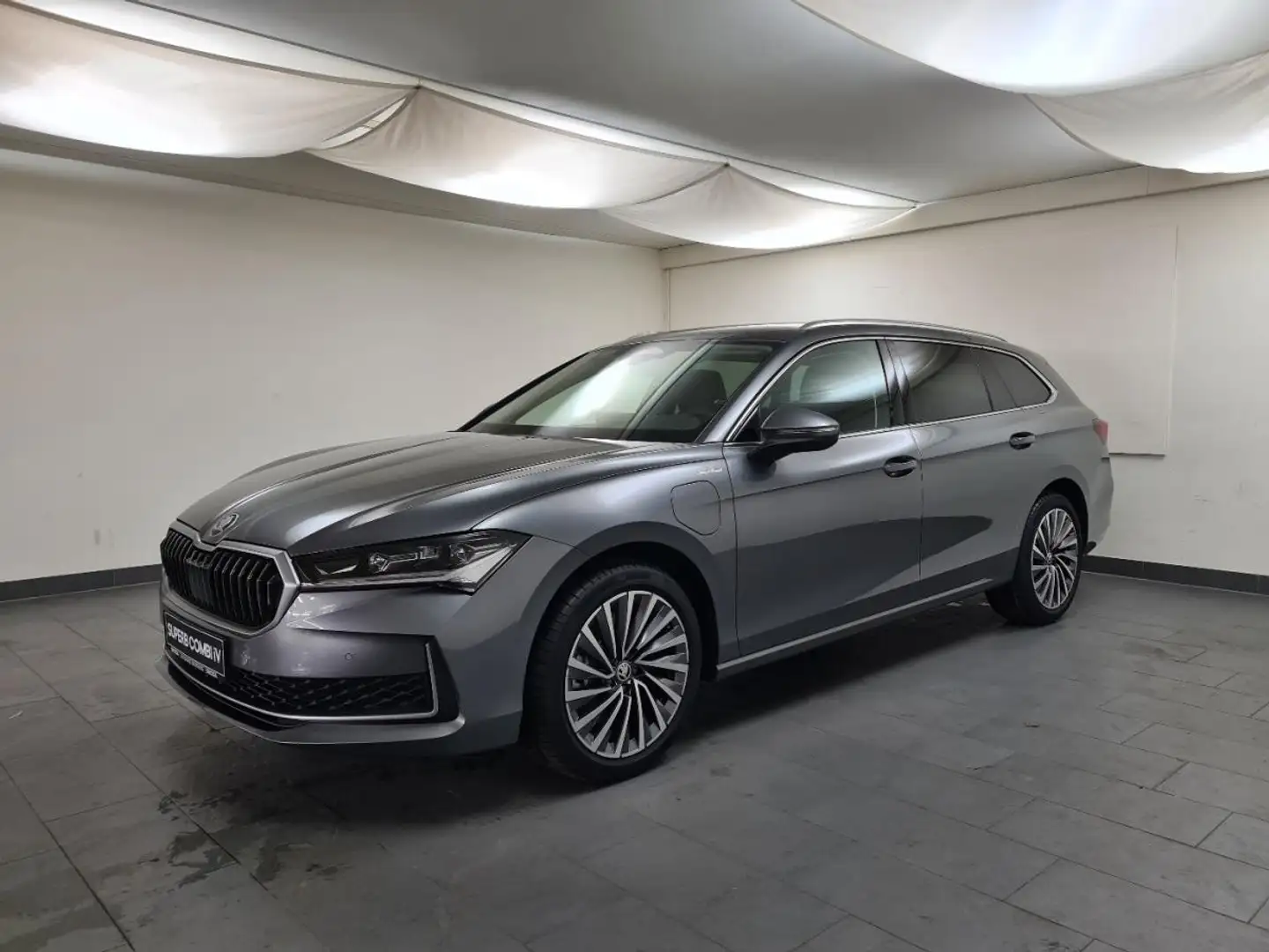 Skoda Superb Kombi 1.5 TSI Hybrid L&K AHK Assist Grau - 2