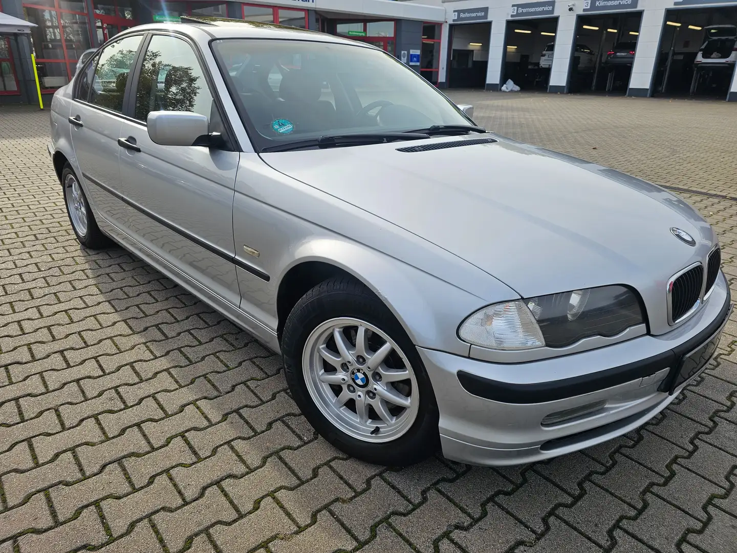 BMW 318 3er 318i,Klima,AHK,Sitzheizung,Alu,SD,Tüv 11/27 Silber - 1