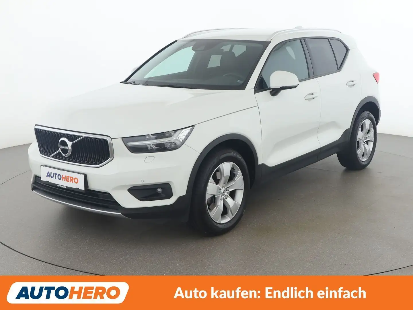 Volvo XC40 2.0 D4 Momentum Pro AWD Weiß - 1