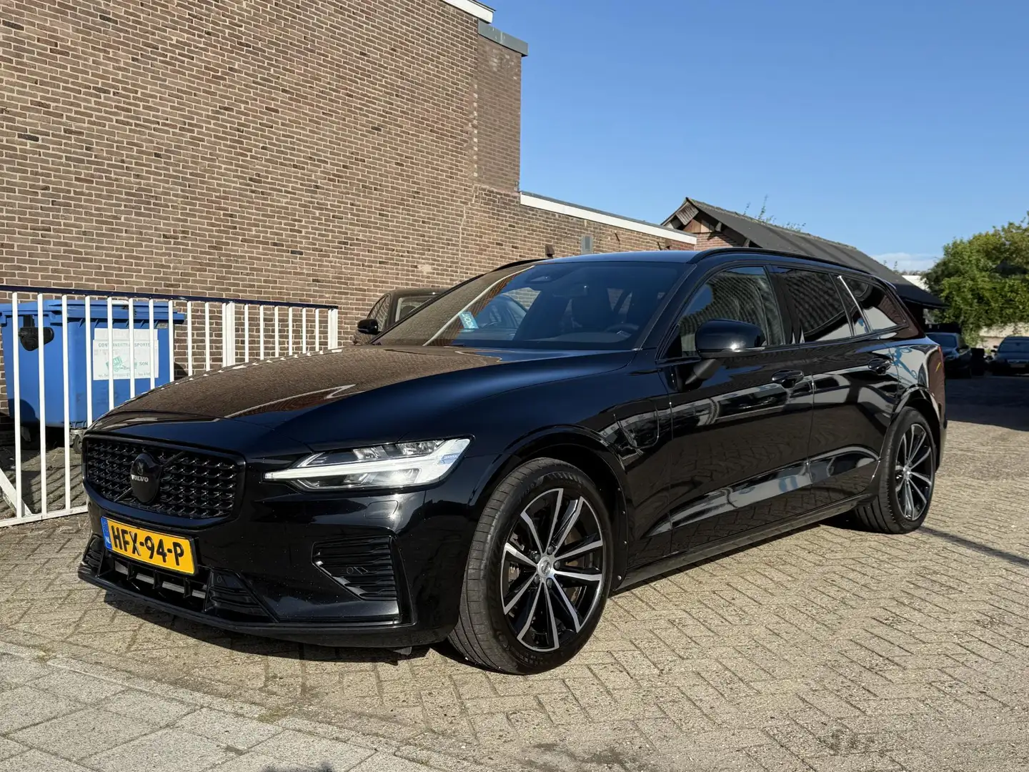 Volvo V60 2.0 T6 350 pk Long Range Plus Dark Zwart - 2