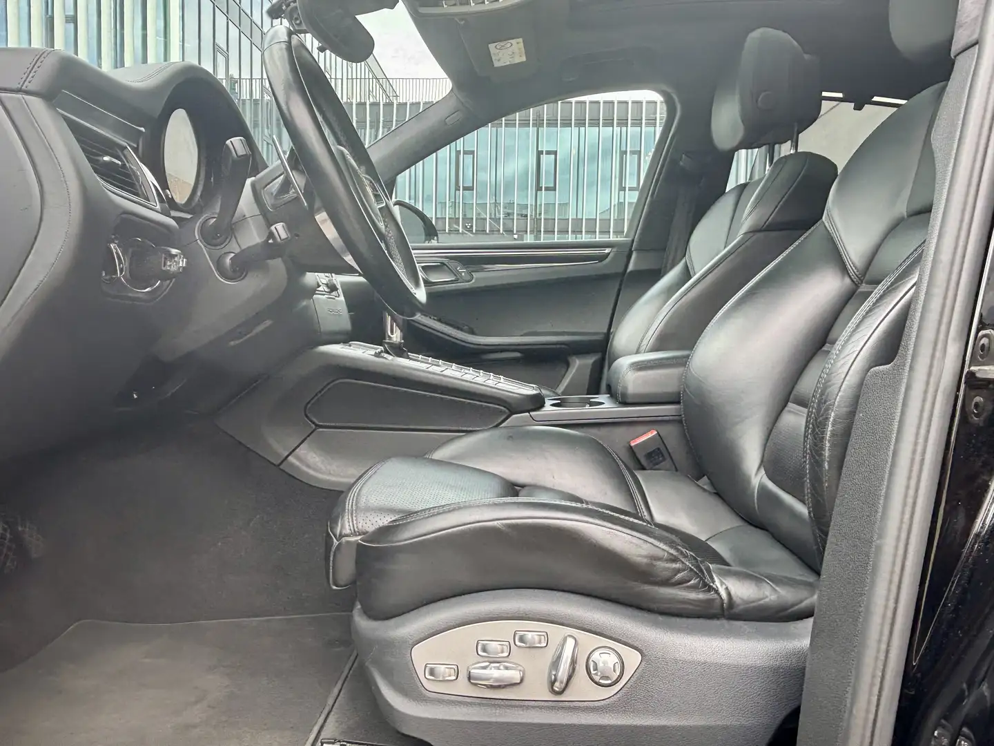 Porsche Macan 3.6 V6 Bi-Turbo PDK Full Black Chrono Acc Pano 21 Zwart - 2