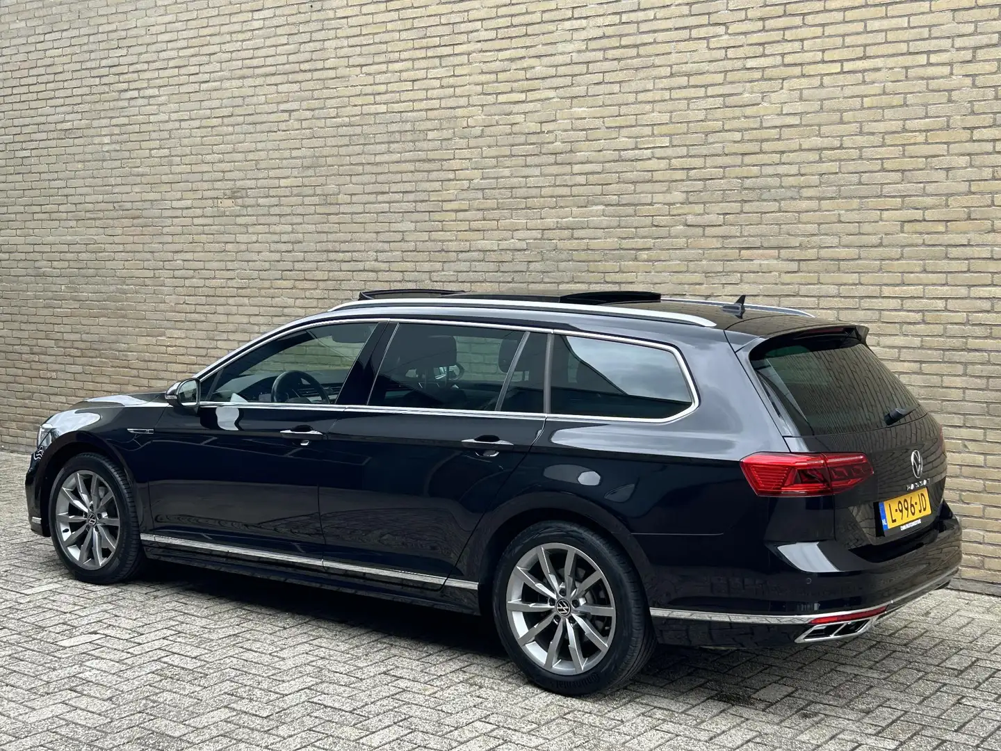 Volkswagen Passat Variant 1.5 TSI 150pk R-Line Business+ | Panoramadak | Vir Zwart - 2