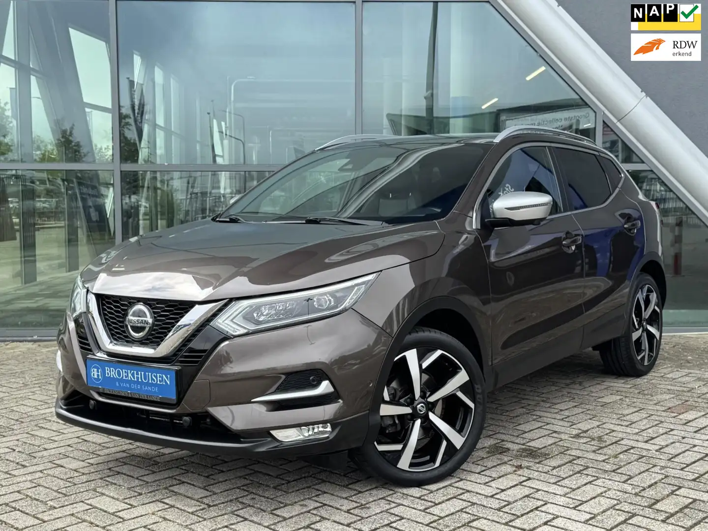 Nissan Qashqai 1.2 Tekna + Panoramadak / 360 Camera / Stoelverwar Bruin - 1