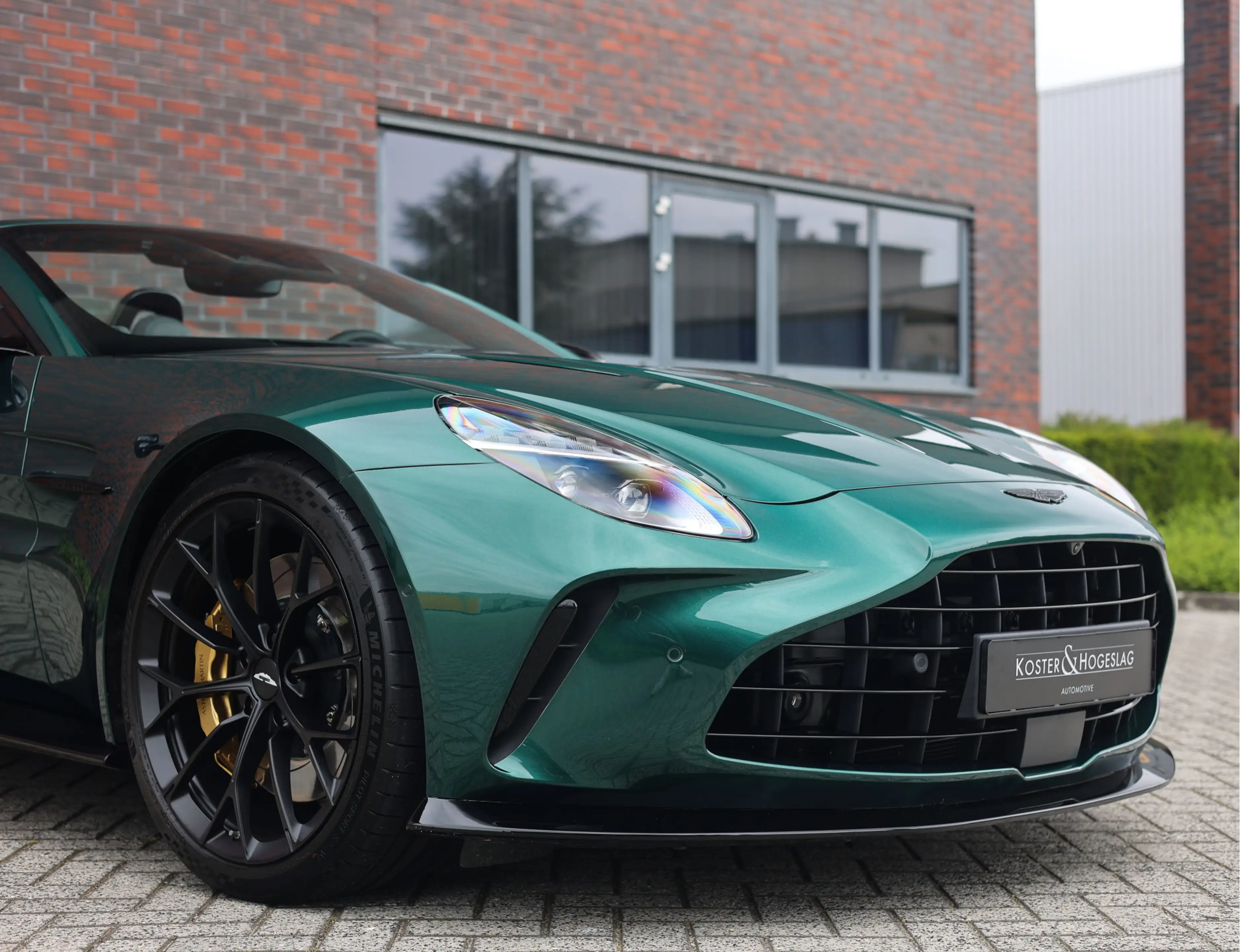 Aston Martin Vantage Roadster 4.0 V8 | Malachite - Bowers & Wilkins — photo 8