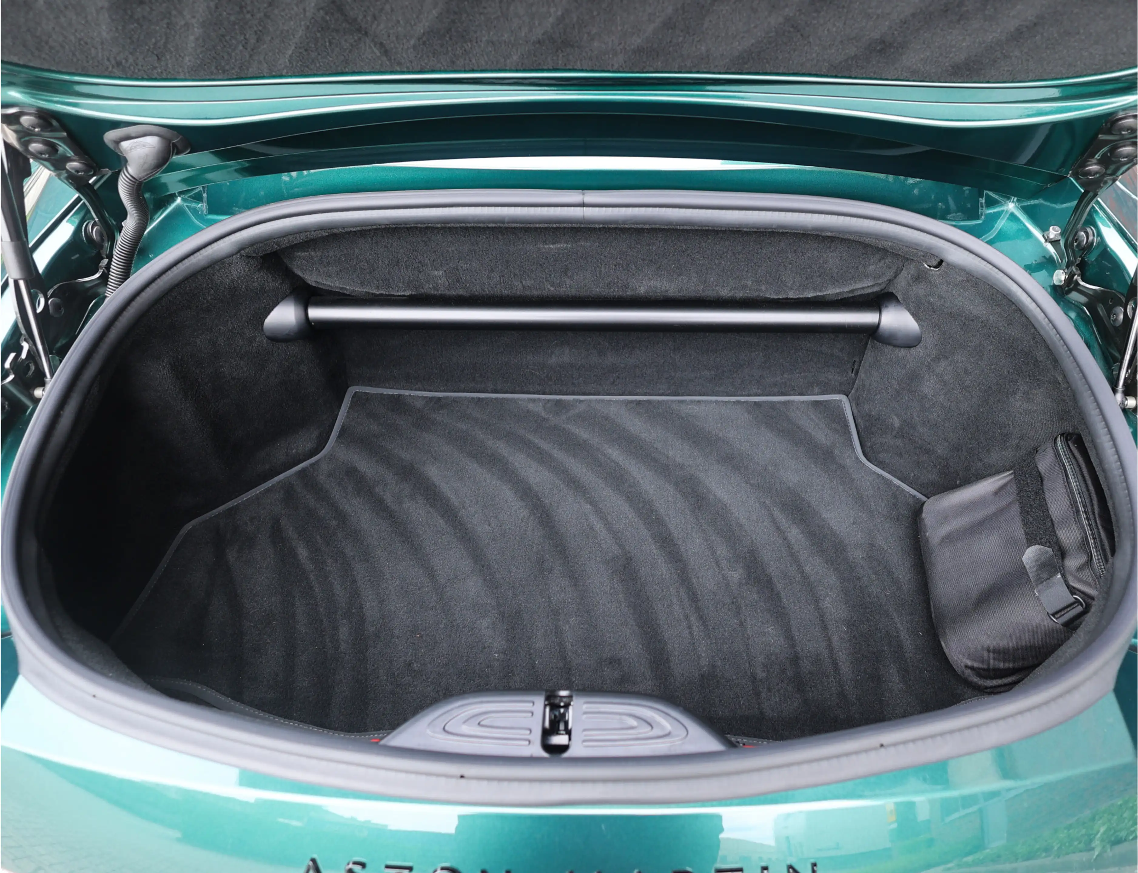 Aston Martin Vantage Roadster 4.0 V8 | Malachite - Bowers & Wilkins — photo 22