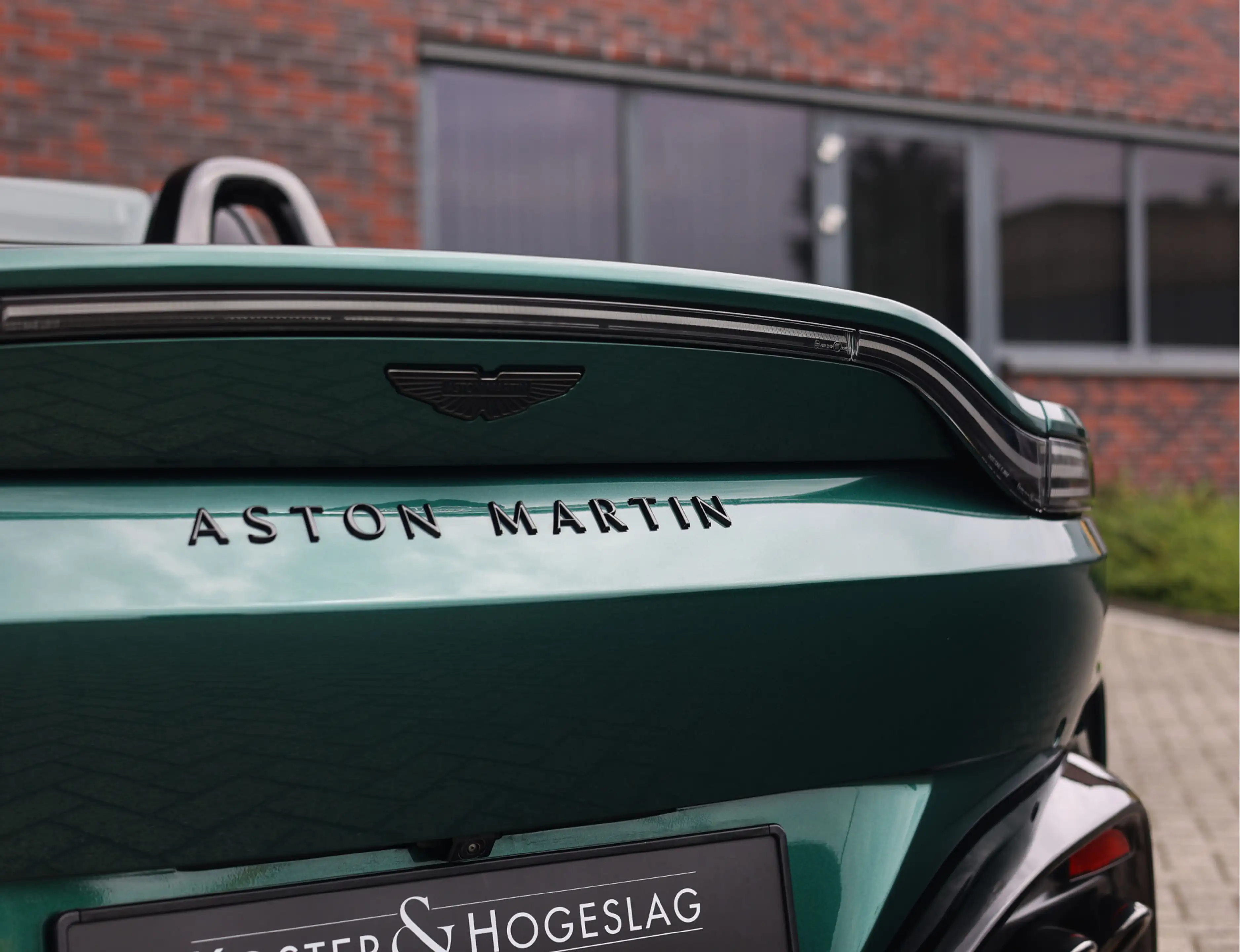Aston Martin Vantage Roadster 4.0 V8 | Malachite - Bowers & Wilkins — photo 11