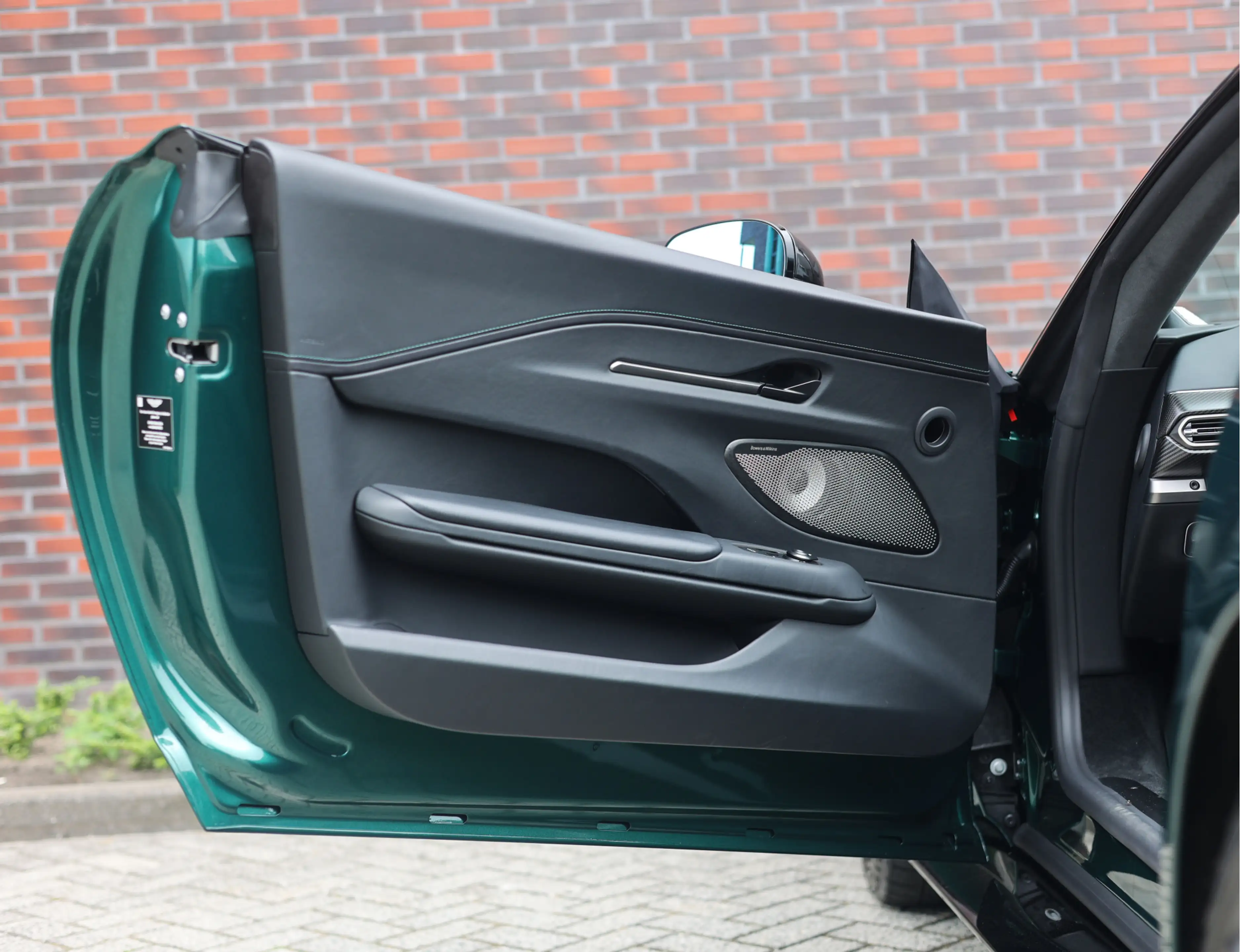 Aston Martin Vantage Roadster 4.0 V8 | Malachite - Bowers & Wilkins — photo 30