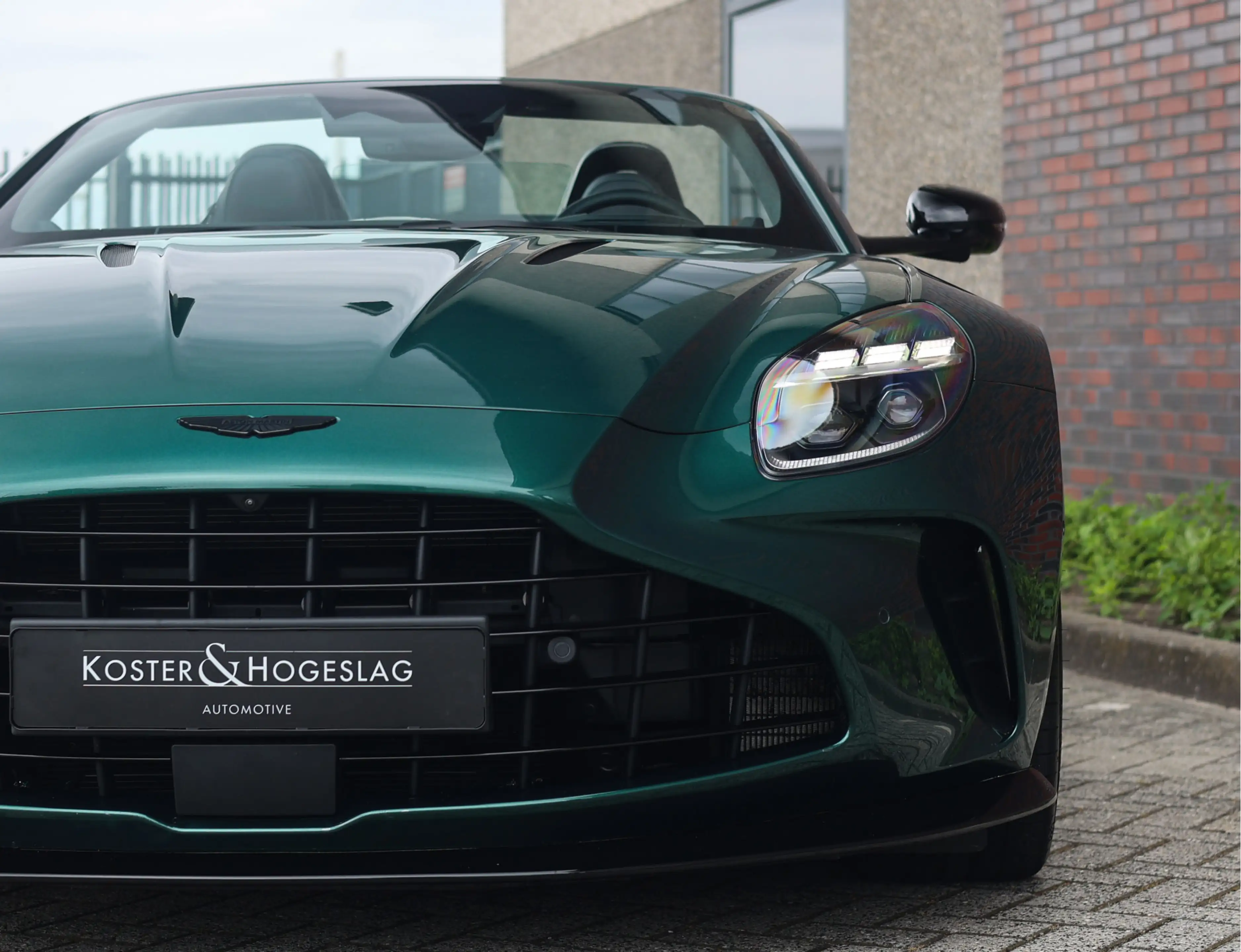 Aston Martin Vantage Roadster 4.0 V8 | Malachite - Bowers & Wilkins — photo 12