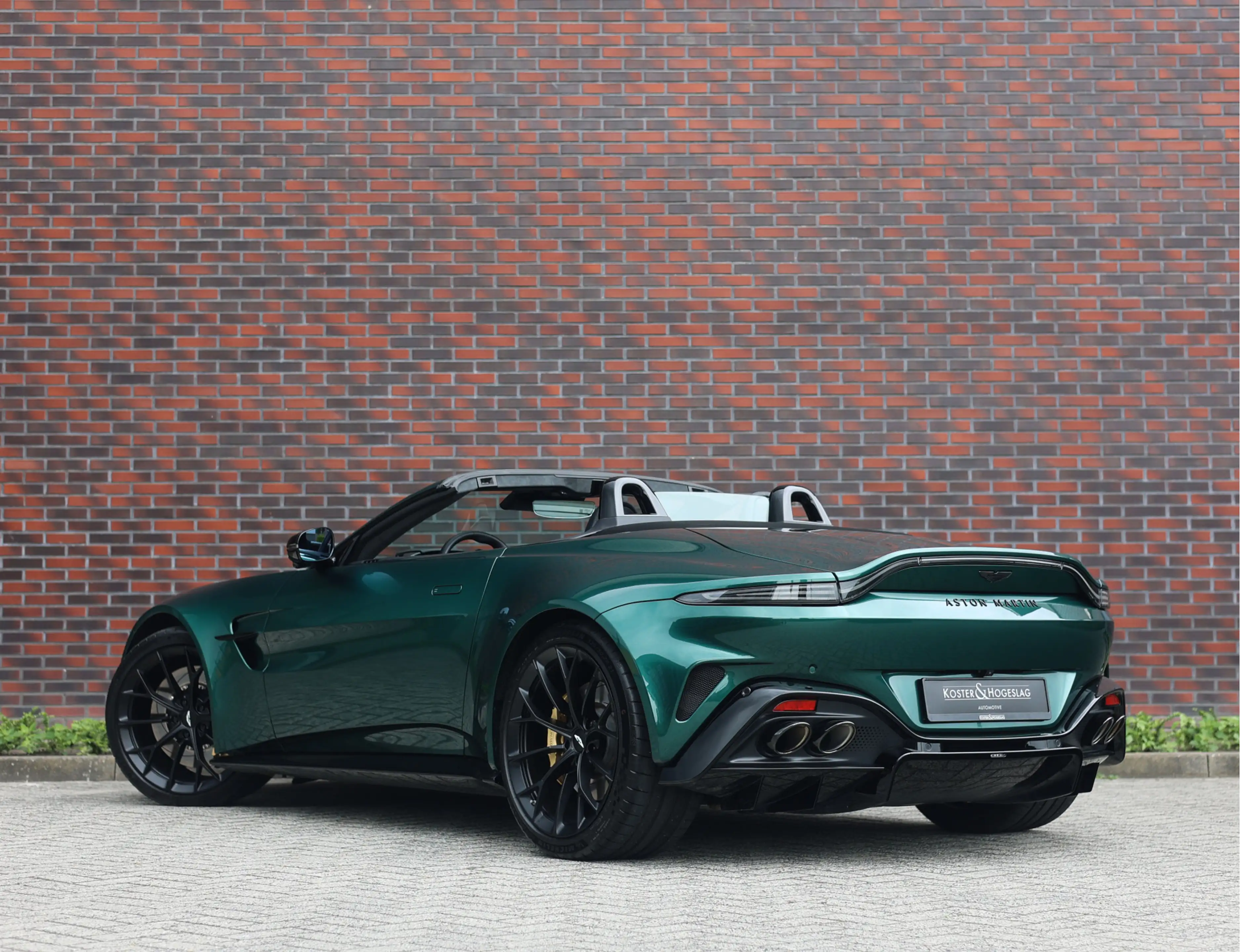 Aston Martin Vantage Roadster 4.0 V8 | Malachite - Bowers & Wilkins — photo 2