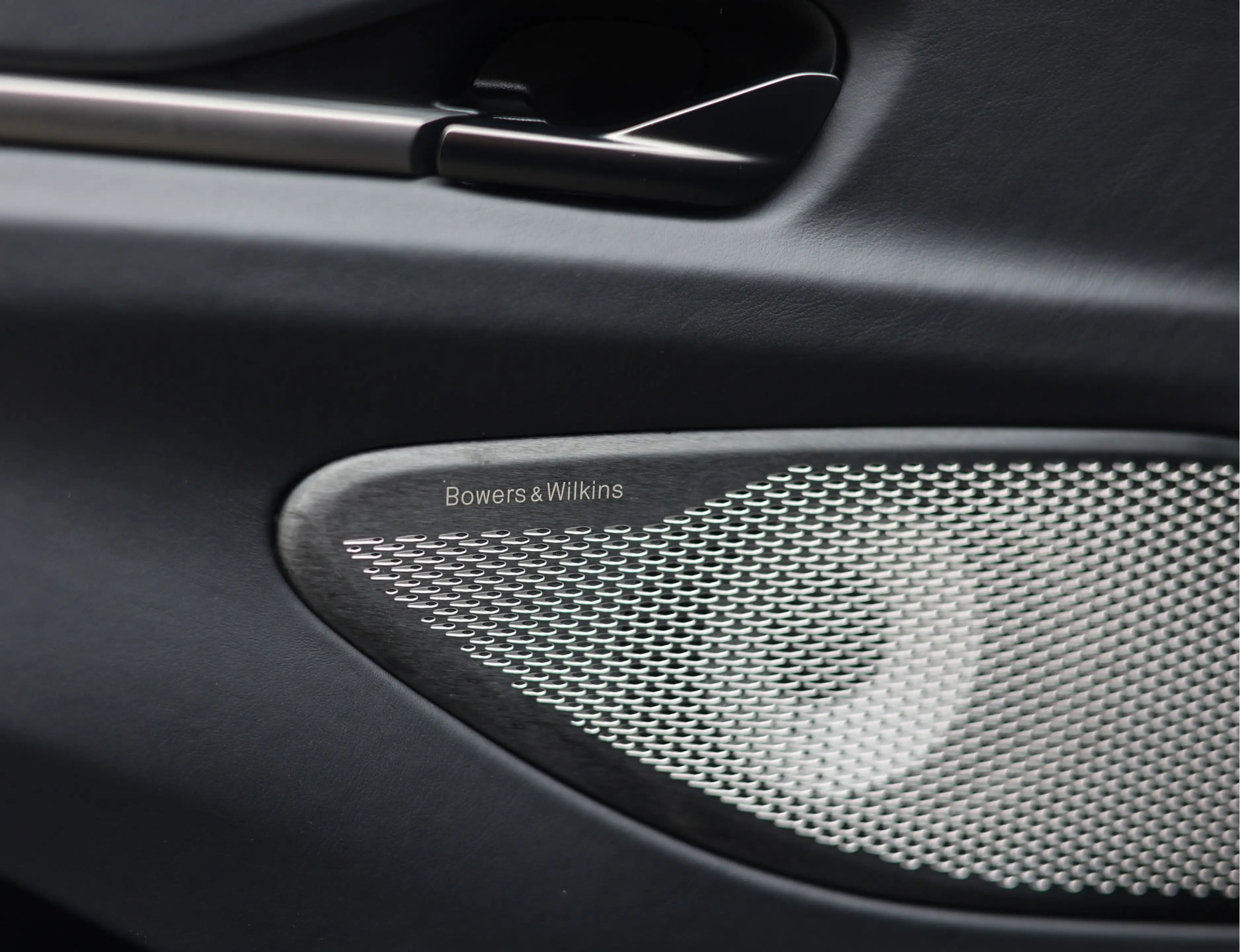 Aston Martin Vantage Roadster 4.0 V8 | Malachite - Bowers & Wilkins — photo 31