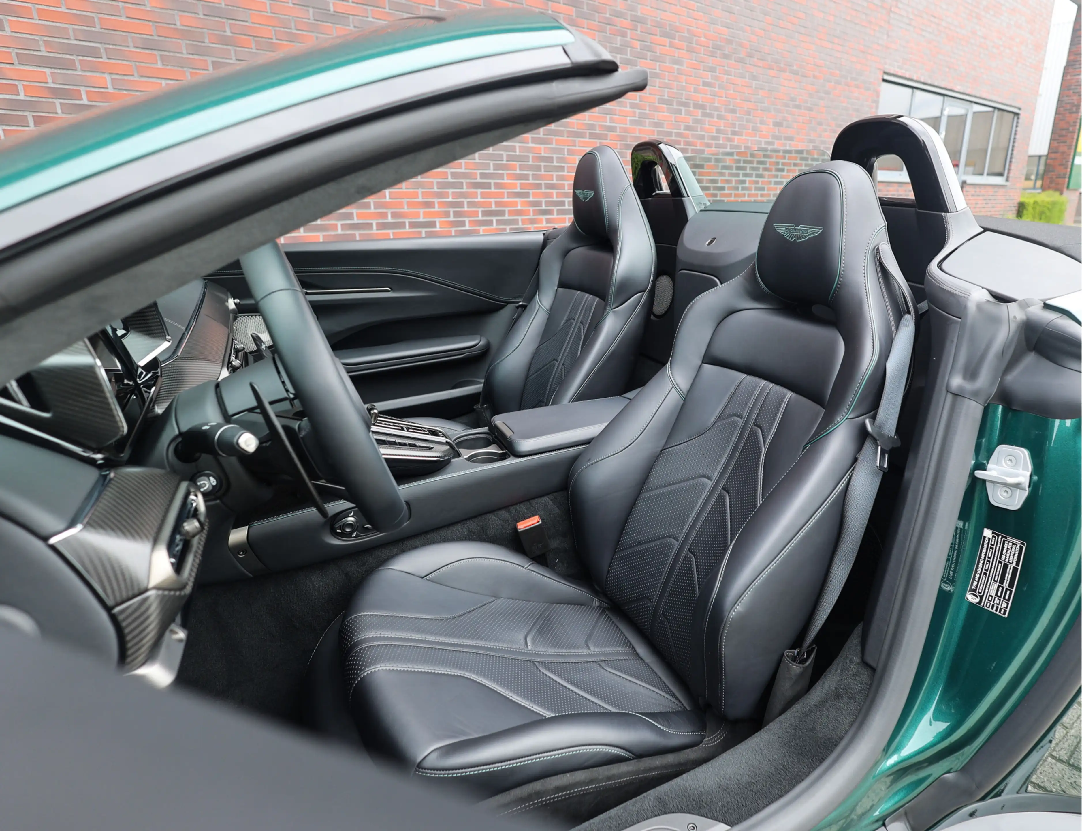 Aston Martin Vantage Roadster 4.0 V8 | Malachite - Bowers & Wilkins — photo 26