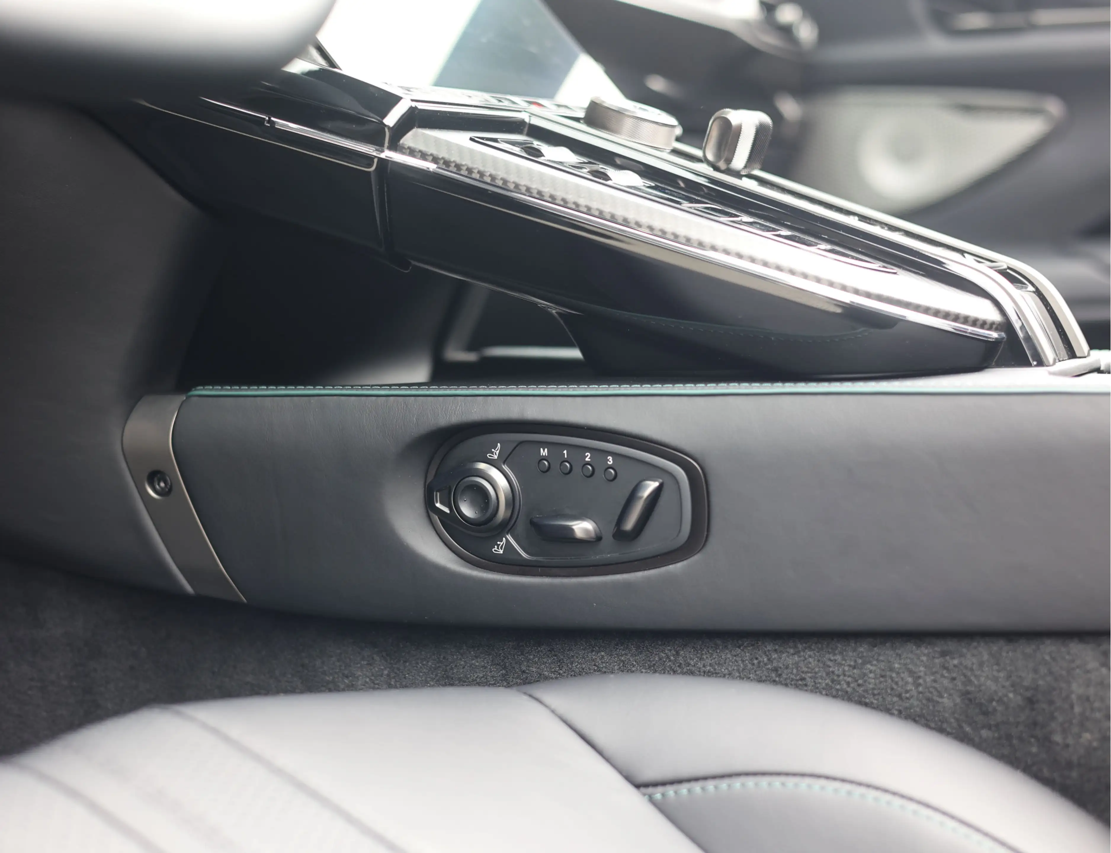Aston Martin Vantage Roadster 4.0 V8 | Malachite - Bowers & Wilkins — photo 27