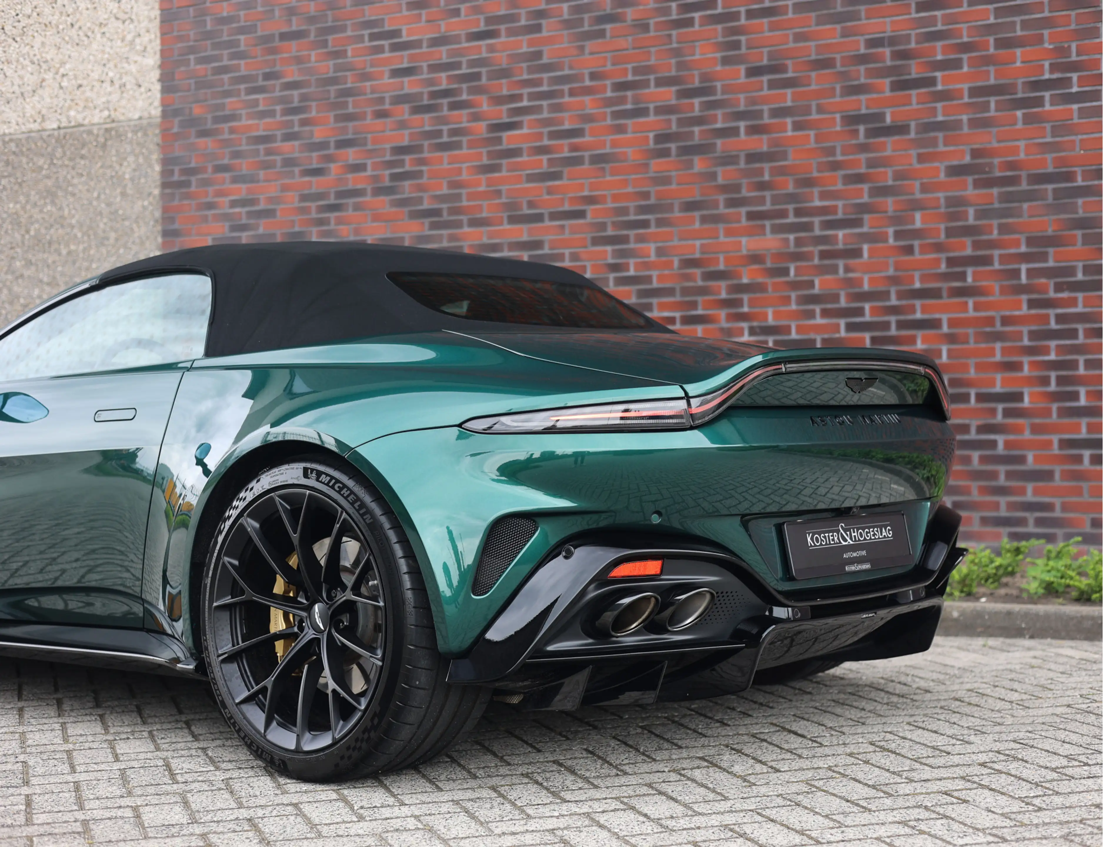 Aston Martin Vantage Roadster 4.0 V8 | Malachite - Bowers & Wilkins — photo 20