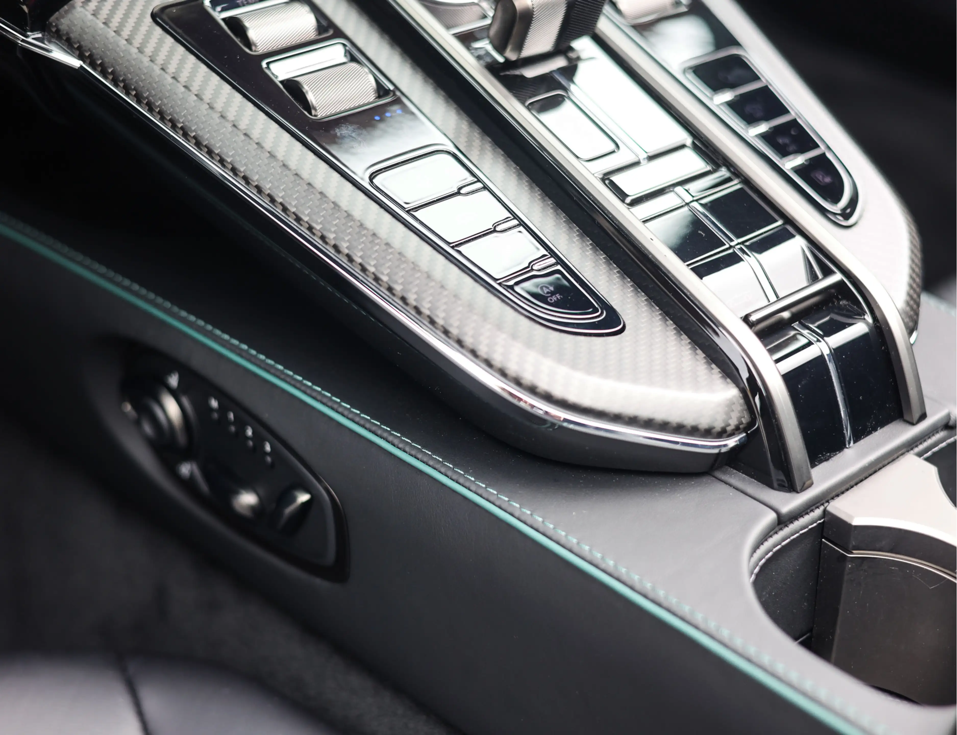 Aston Martin Vantage Roadster 4.0 V8 | Malachite - Bowers & Wilkins — photo 32