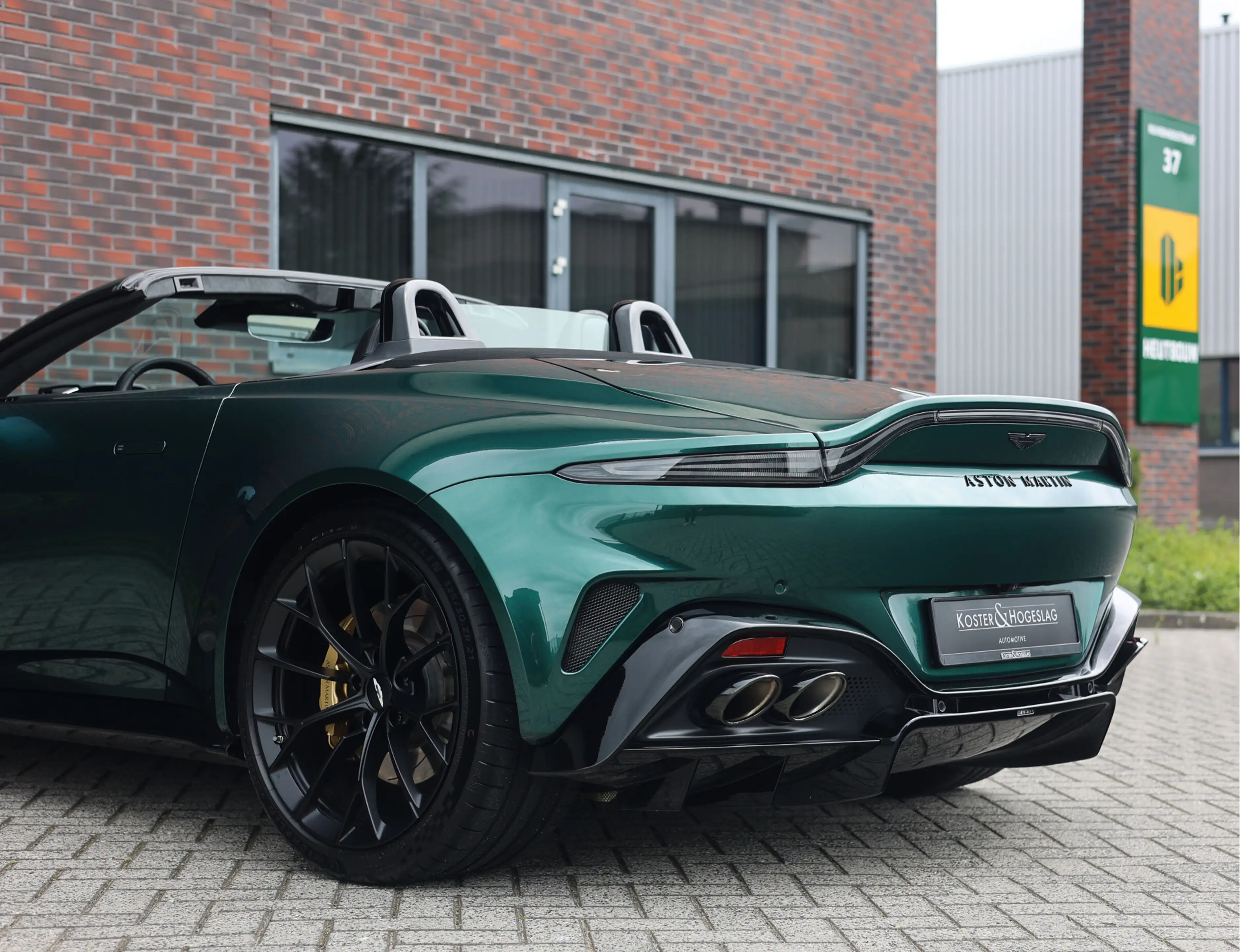 Aston Martin Vantage Roadster 4.0 V8 | Malachite - Bowers & Wilkins — photo 10