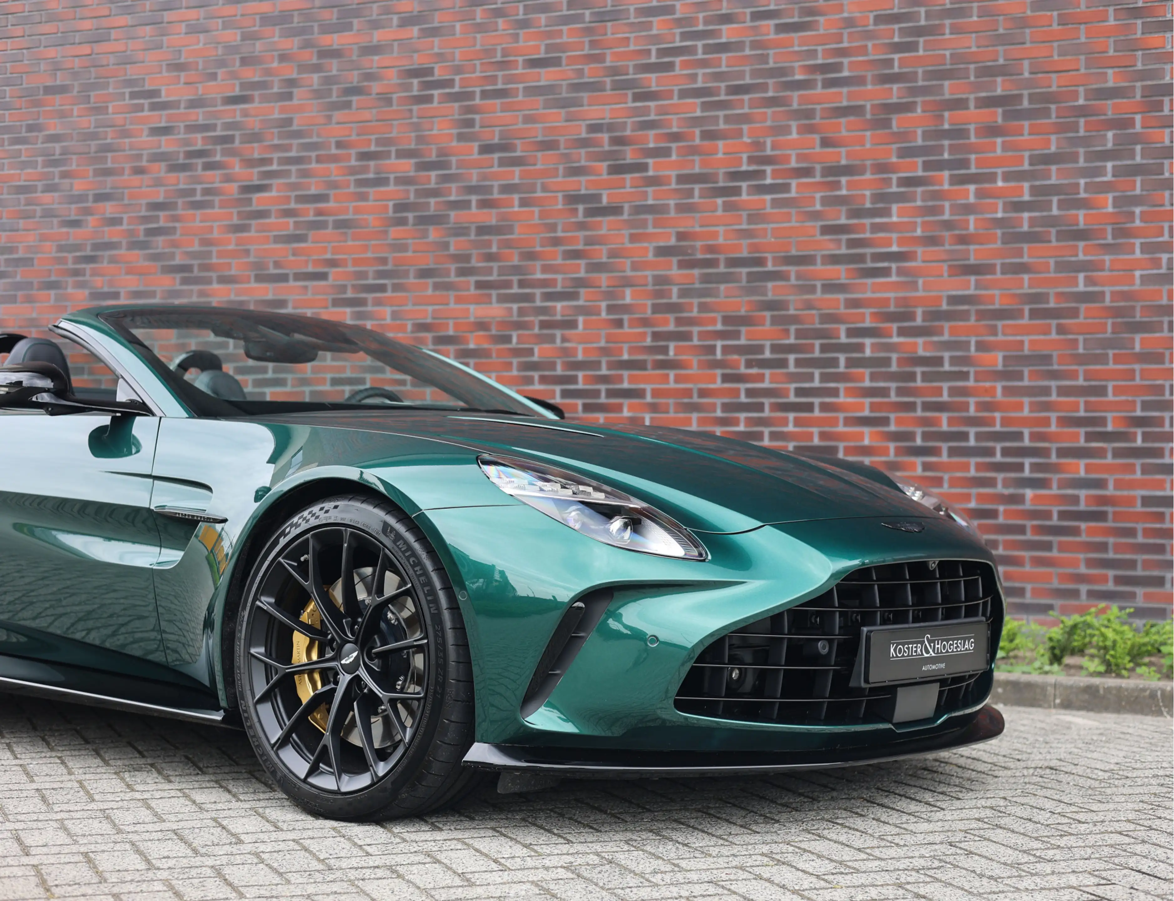 Aston Martin Vantage Roadster 4.0 V8 | Malachite - Bowers & Wilkins — photo 18