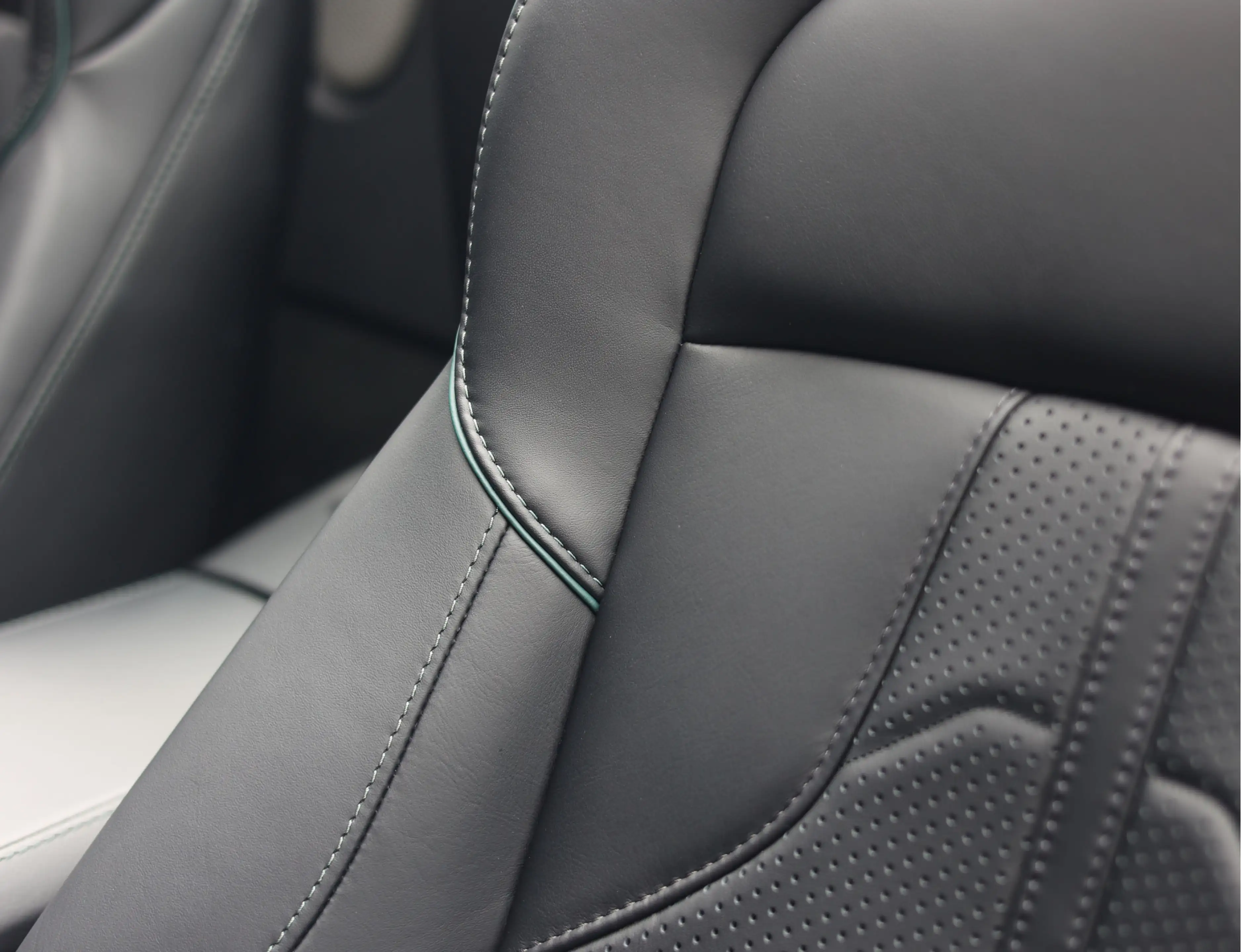 Aston Martin Vantage Roadster 4.0 V8 | Malachite - Bowers & Wilkins — photo 3