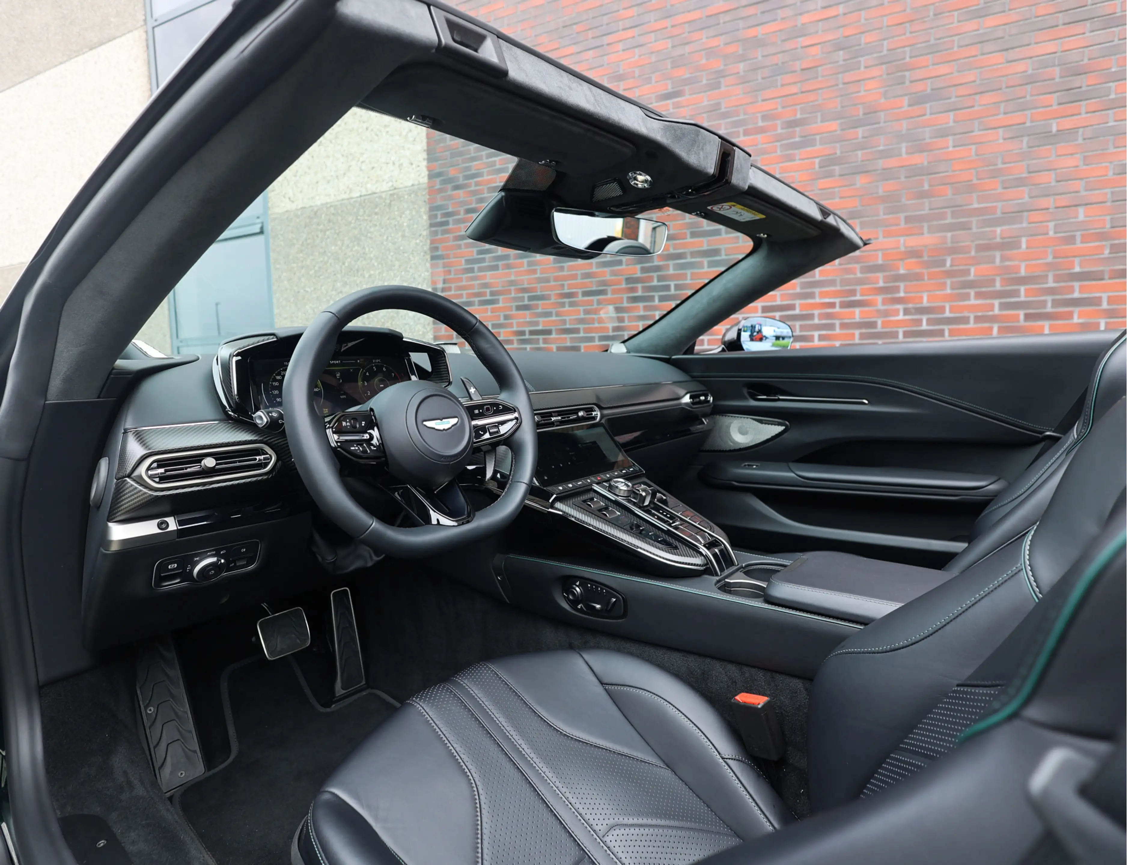 Aston Martin Vantage Roadster 4.0 V8 | Malachite - Bowers & Wilkins — photo 25