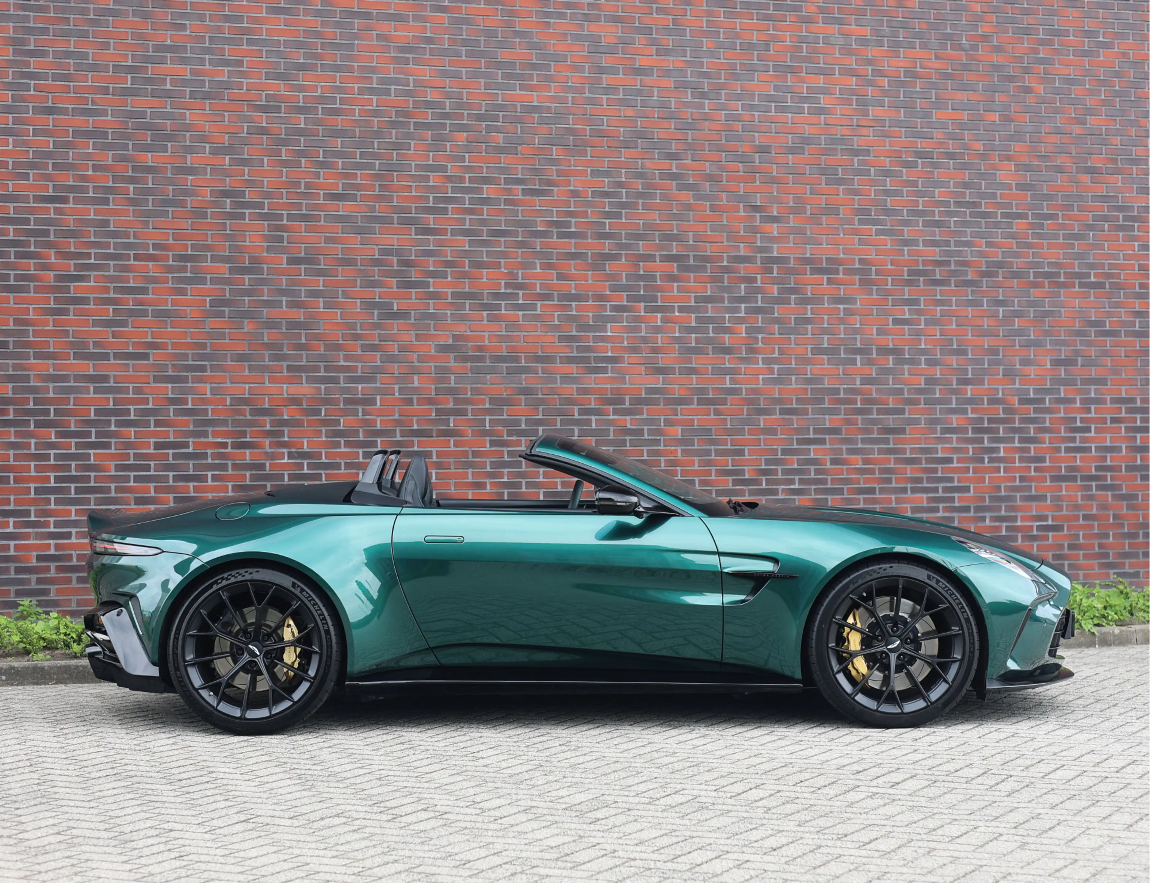 Aston Martin Vantage Roadster 4.0 V8 | Malachite - Bowers & Wilkins — photo 14