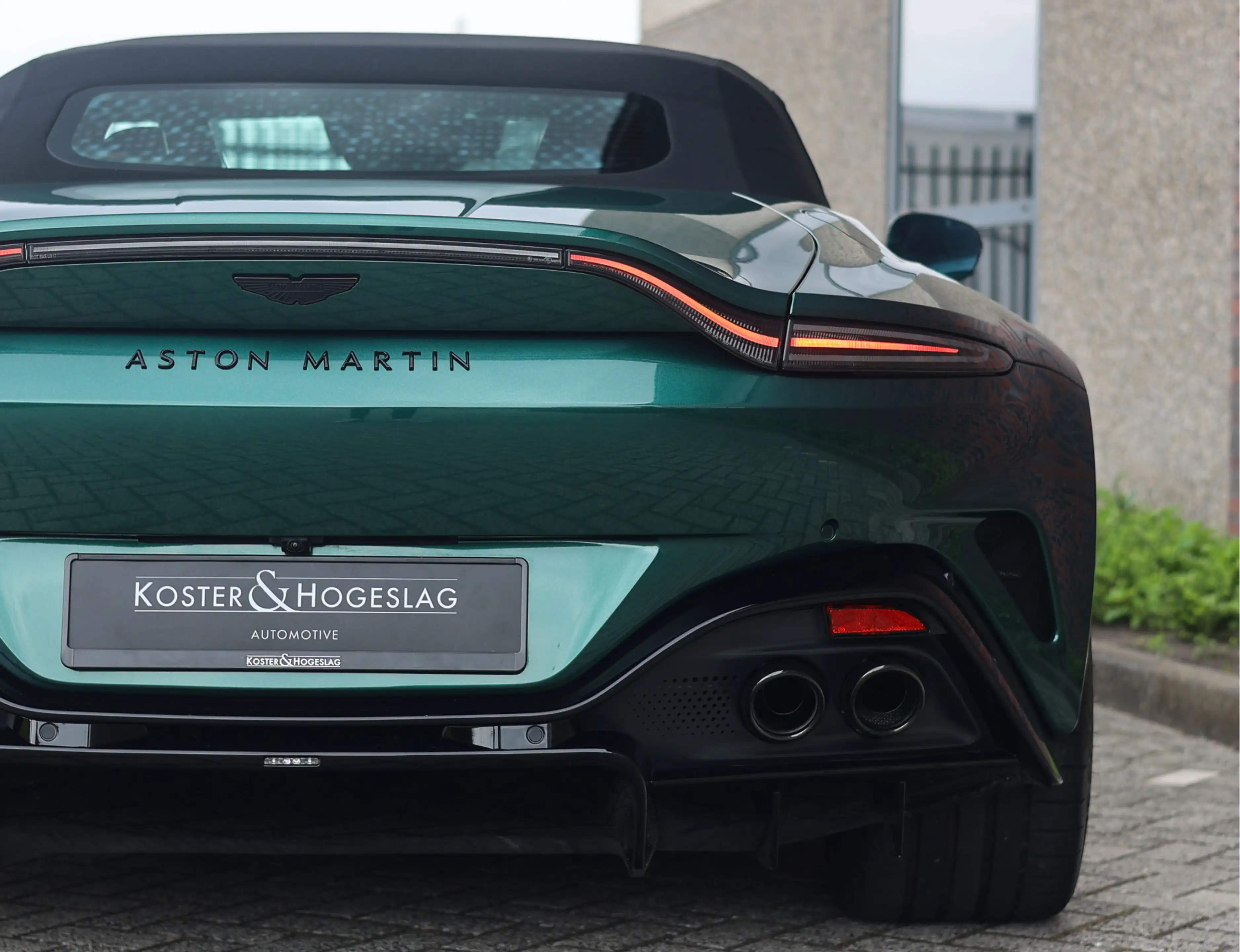Aston Martin Vantage Roadster 4.0 V8 | Malachite - Bowers & Wilkins — photo 13
