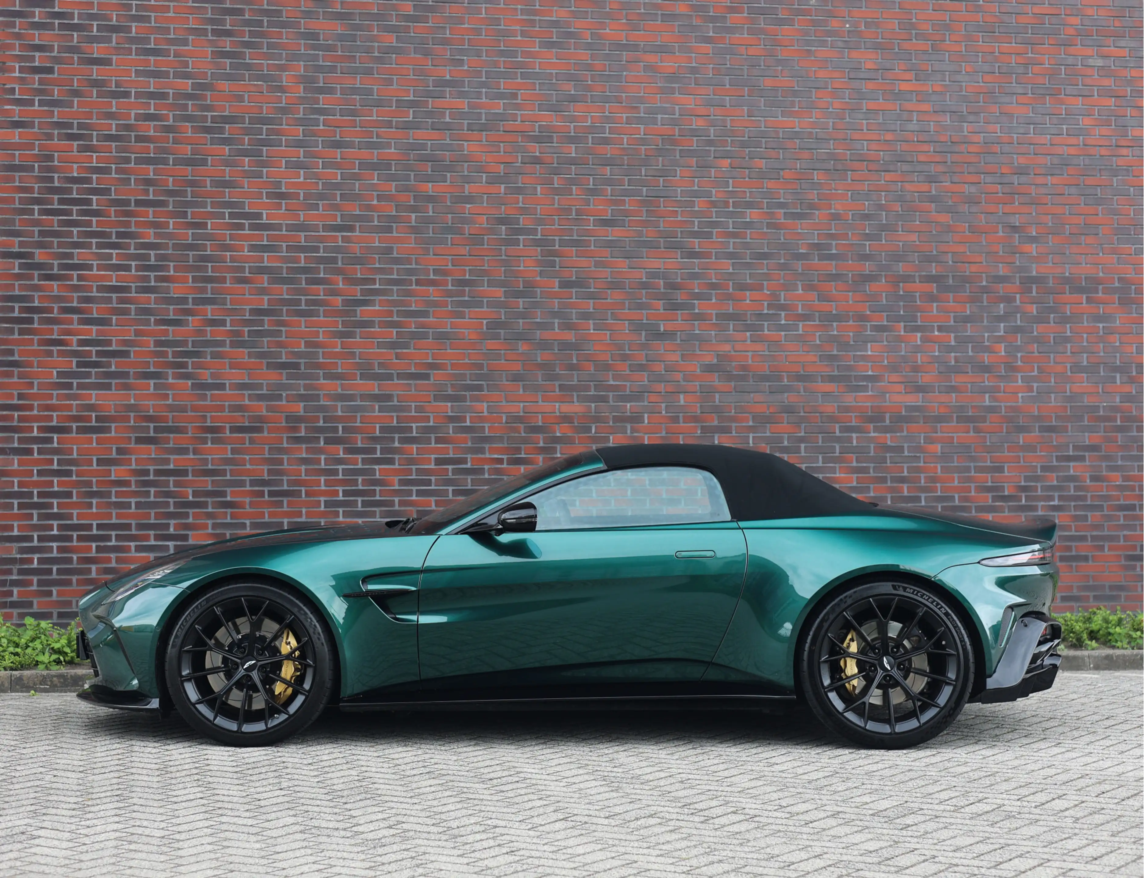 Aston Martin Vantage Roadster 4.0 V8 | Malachite - Bowers & Wilkins — photo 15