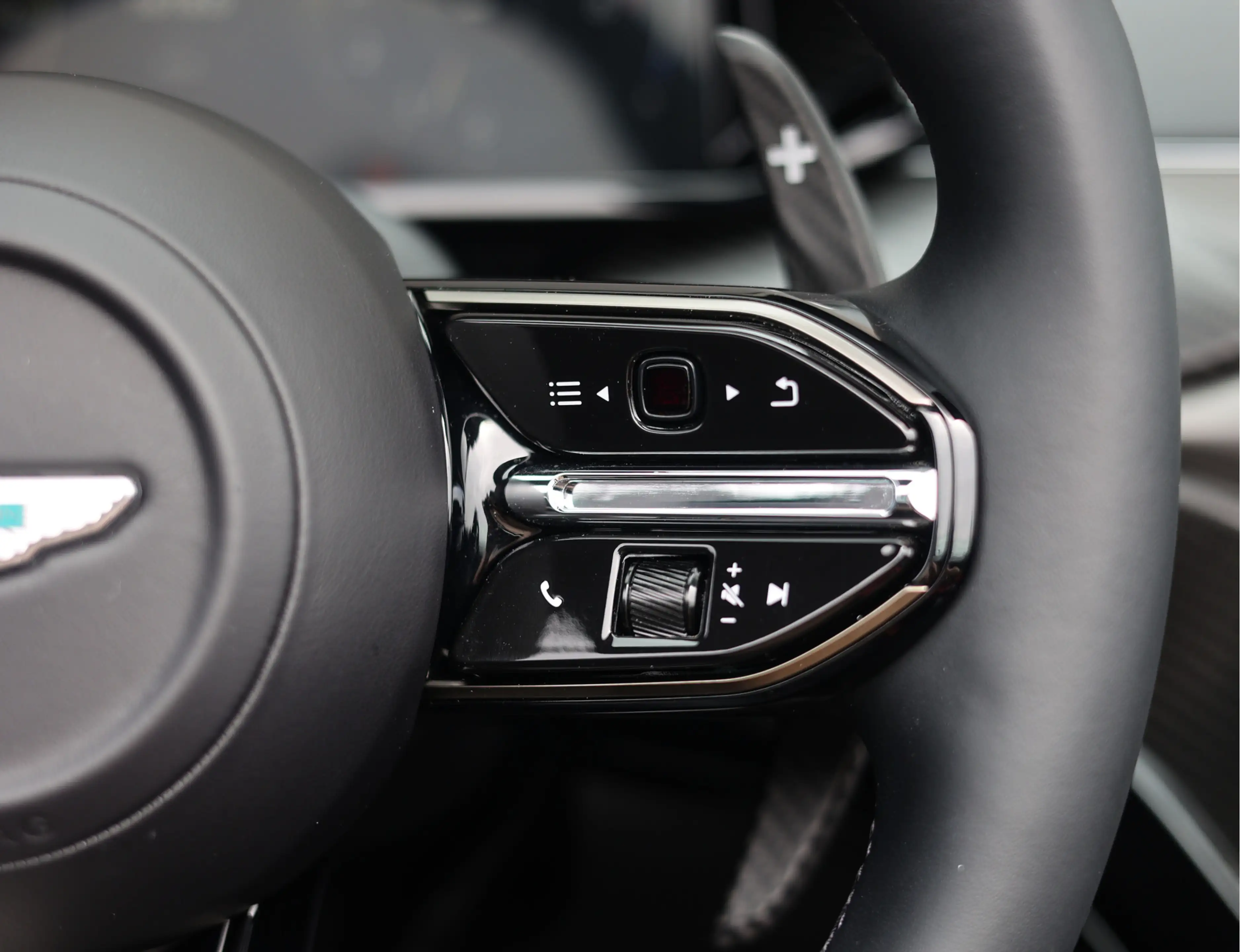 Aston Martin Vantage Roadster 4.0 V8 | Malachite - Bowers & Wilkins — photo 34