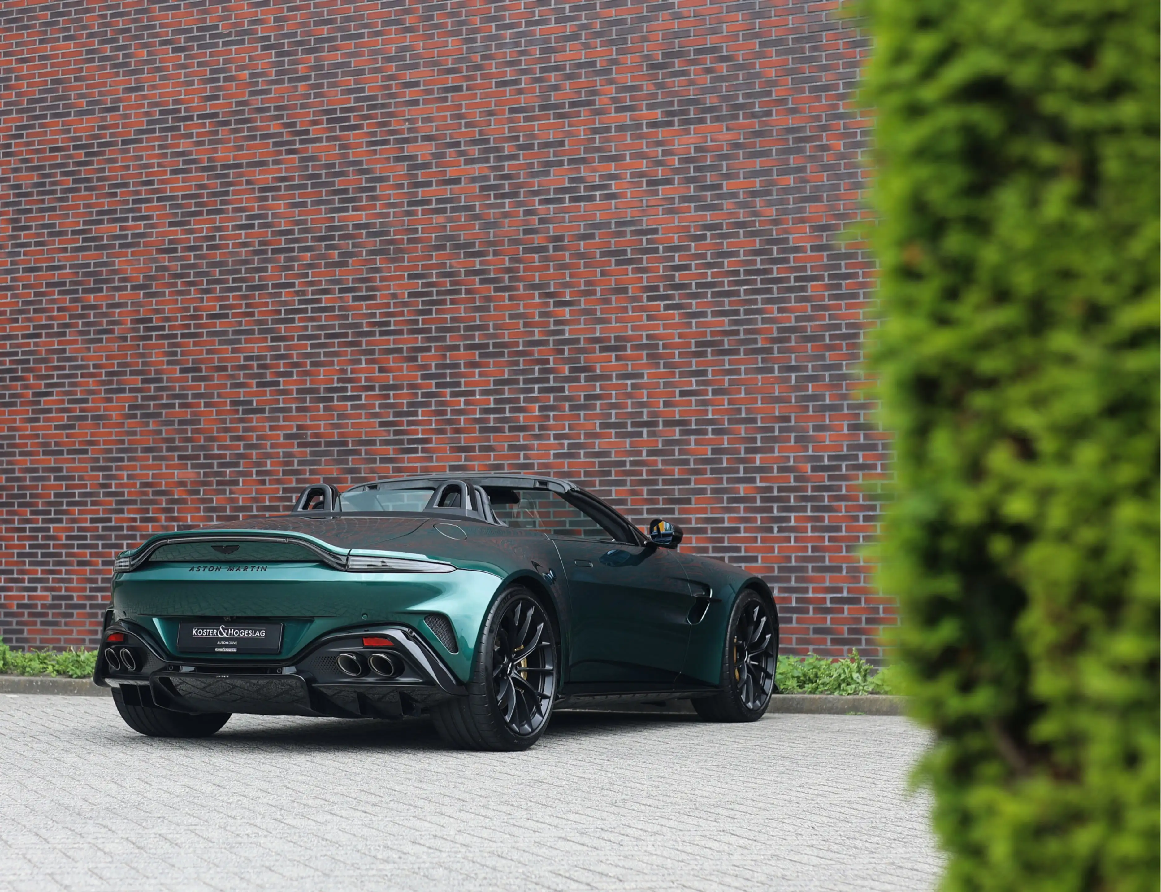 Aston Martin Vantage Roadster 4.0 V8 | Malachite - Bowers & Wilkins — photo 17