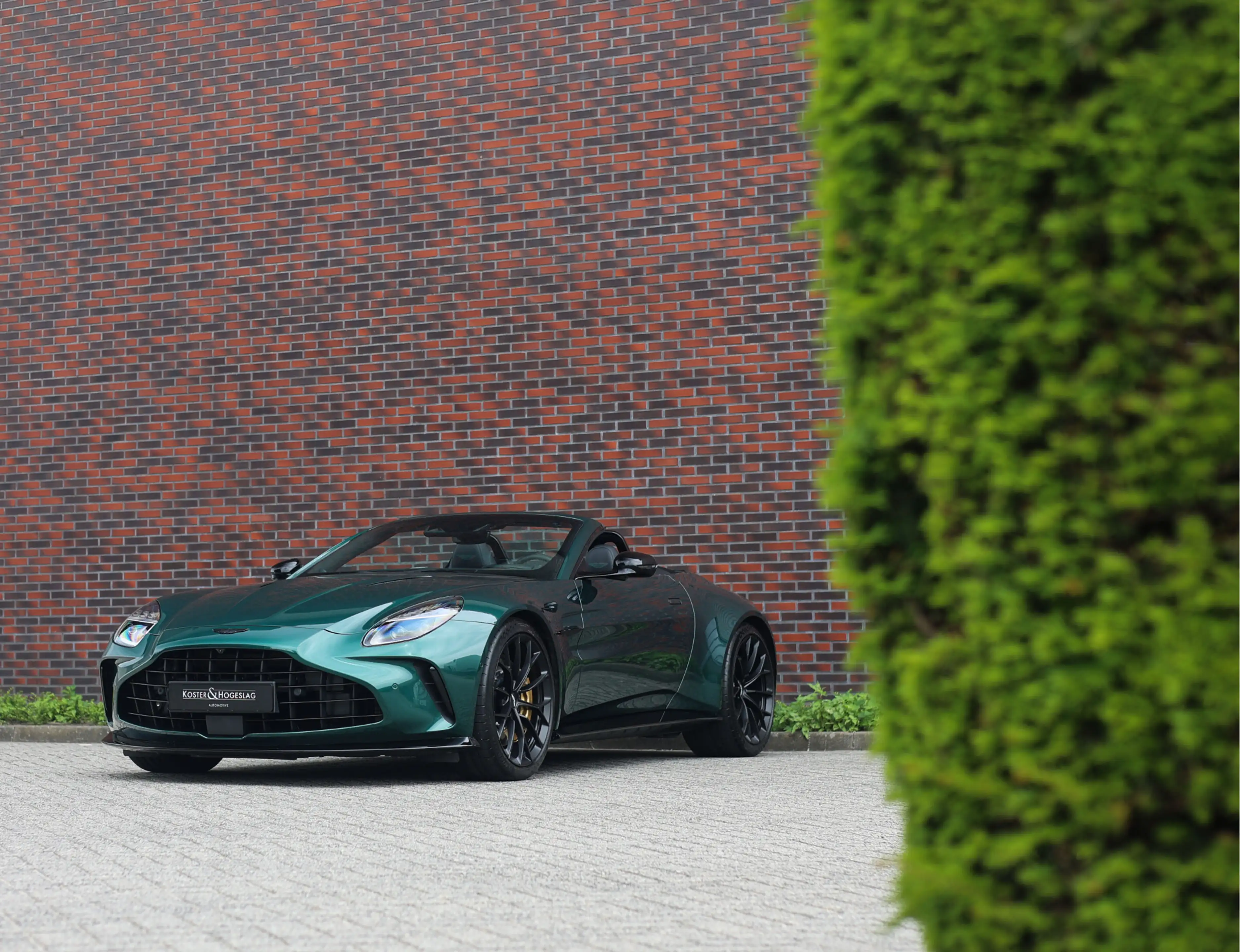 Aston Martin Vantage Roadster 4.0 V8 | Malachite - Bowers & Wilkins — photo 16