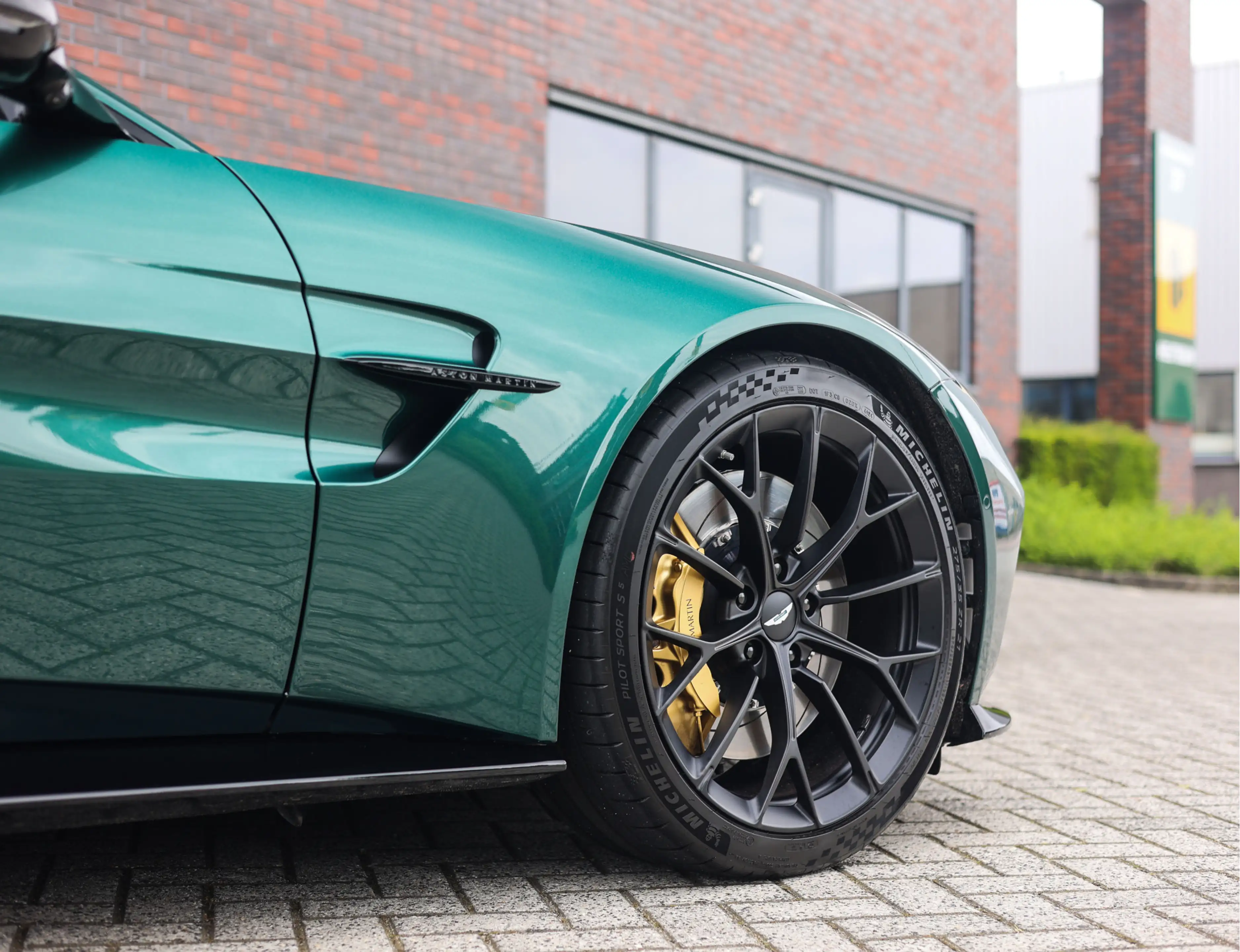 Aston Martin Vantage Roadster 4.0 V8 | Malachite - Bowers & Wilkins — photo 19