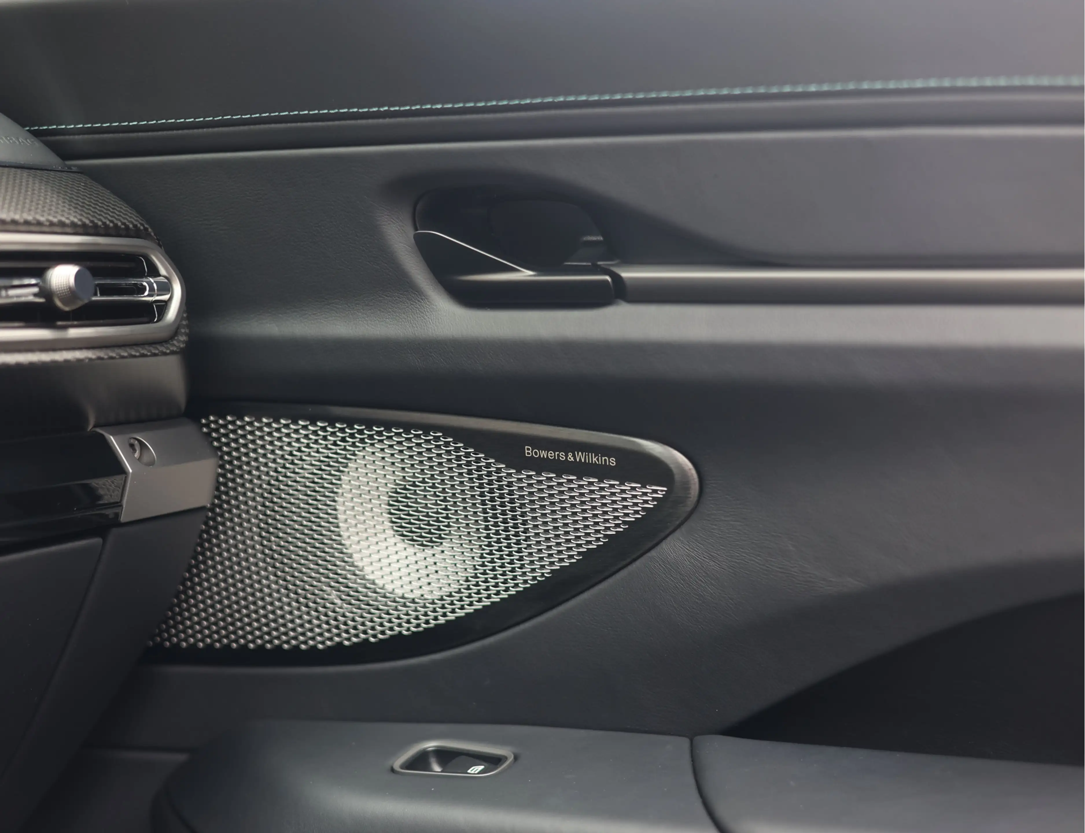 Aston Martin Vantage Roadster 4.0 V8 | Malachite - Bowers & Wilkins — photo 35