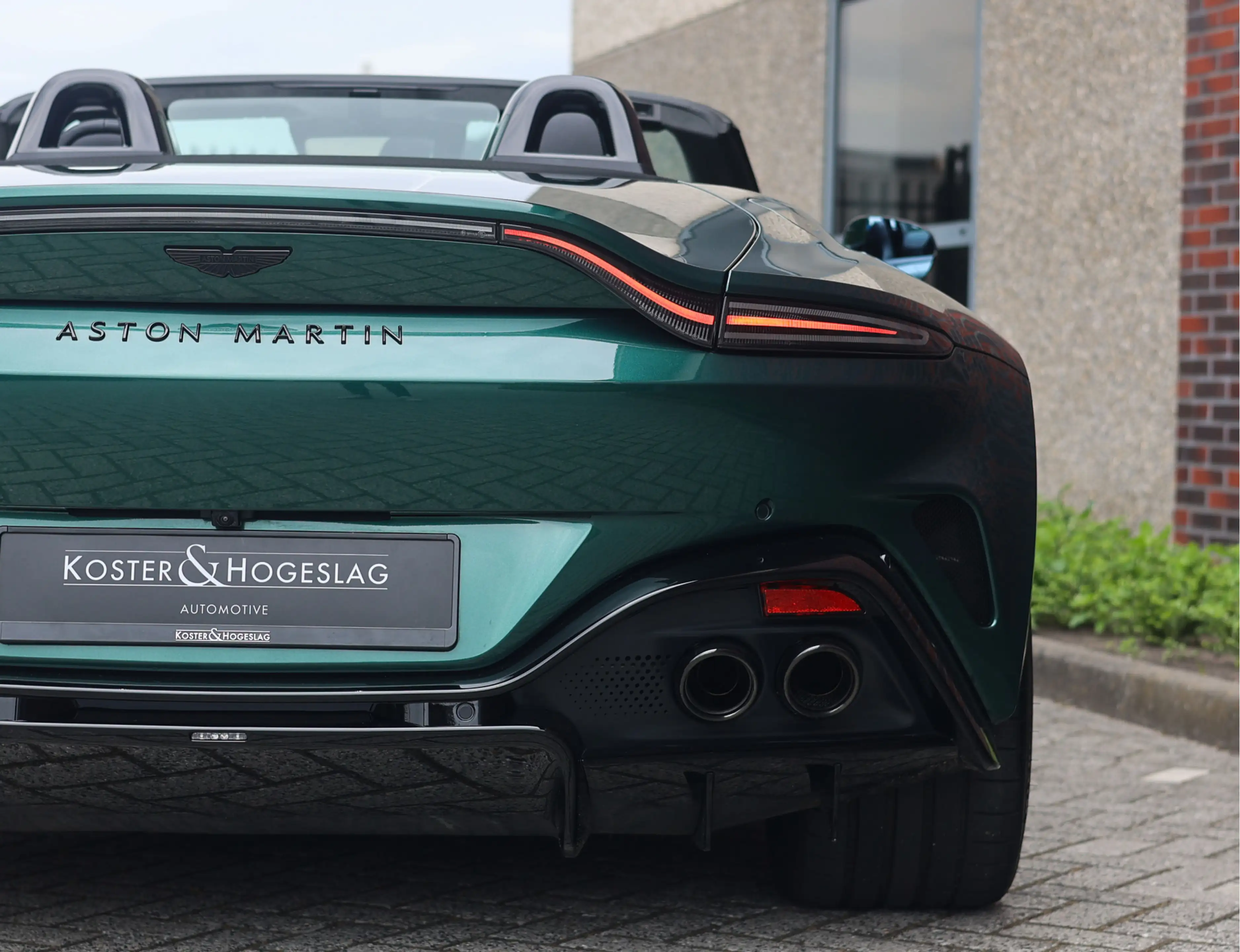 Aston Martin Vantage Roadster 4.0 V8 | Malachite - Bowers & Wilkins — photo 24