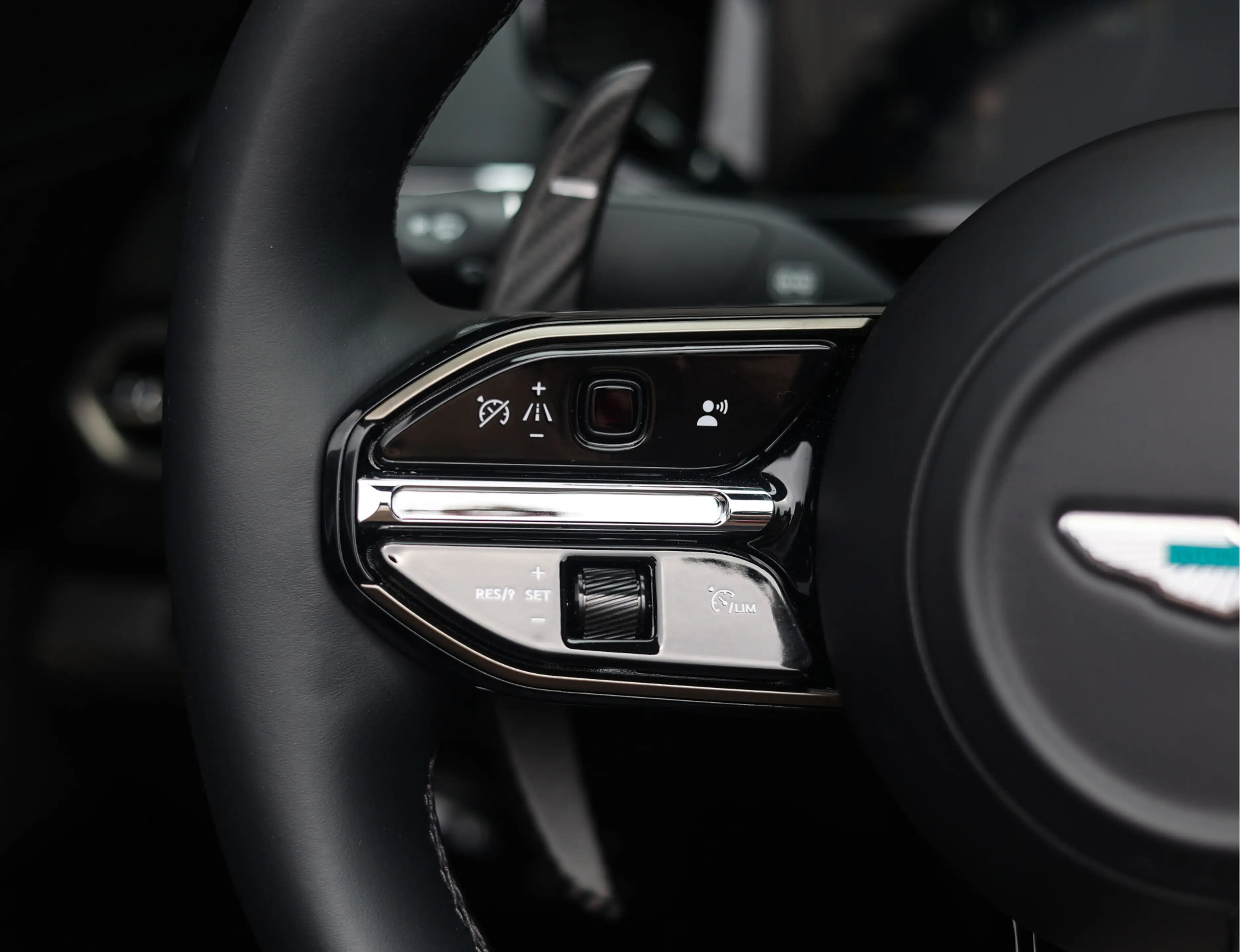Aston Martin Vantage Roadster 4.0 V8 | Malachite - Bowers & Wilkins — photo 33