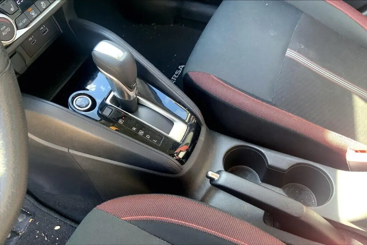 Nissan Versa снимка Nissan Versa