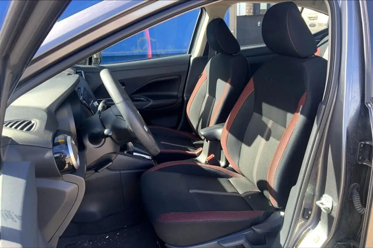 Nissan Versa снимка Nissan Versa