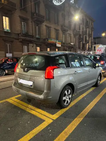 Peugeot 5008 view 5