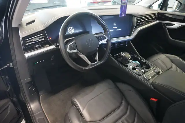 Volkswagen Touareg view 7
