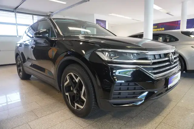 Volkswagen Touareg view 3