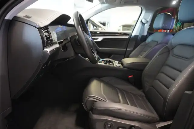 Volkswagen Touareg view 8