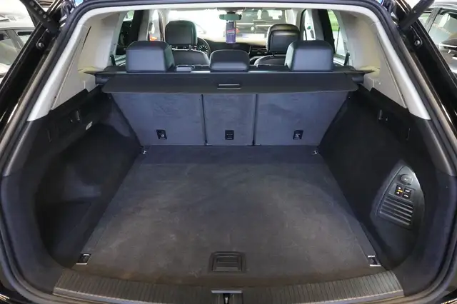 Volkswagen Touareg view 10