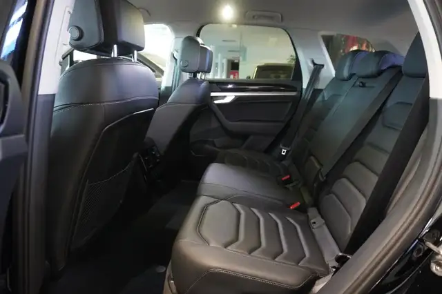 Volkswagen Touareg view 9