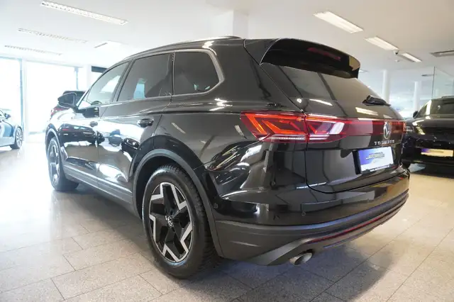 Volkswagen Touareg view 4