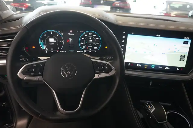 Volkswagen Touareg view 11