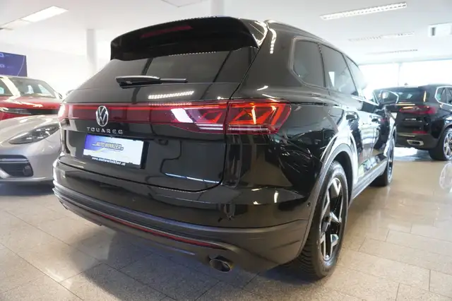 Volkswagen Touareg view 5