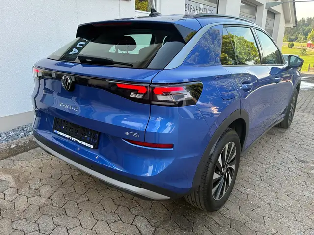 Volkswagen T-Roc view 6