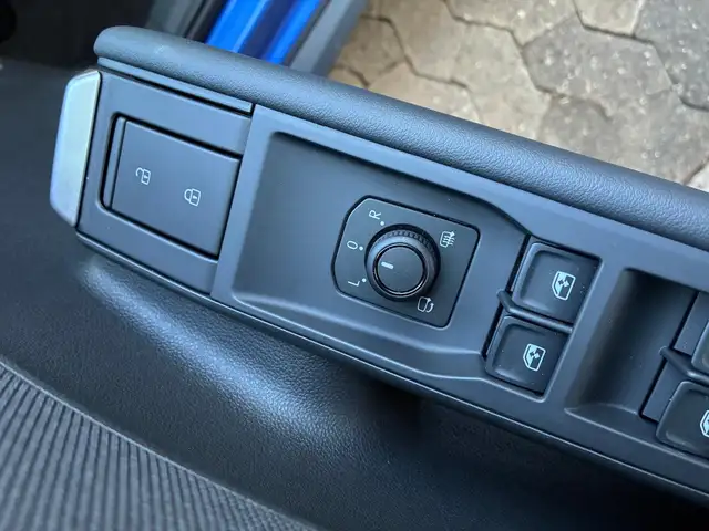 Volkswagen T-Roc view 9