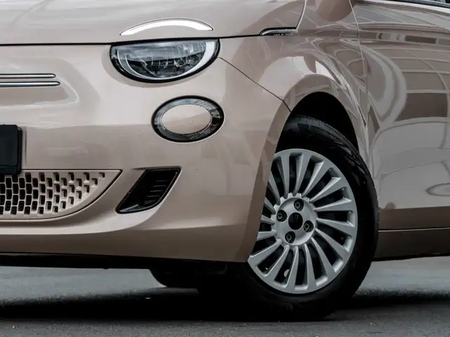 Fiat 500e view 5