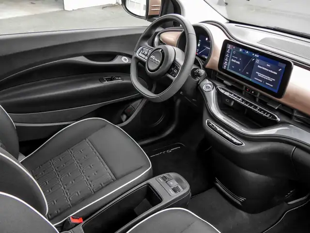 Fiat 500e view 3