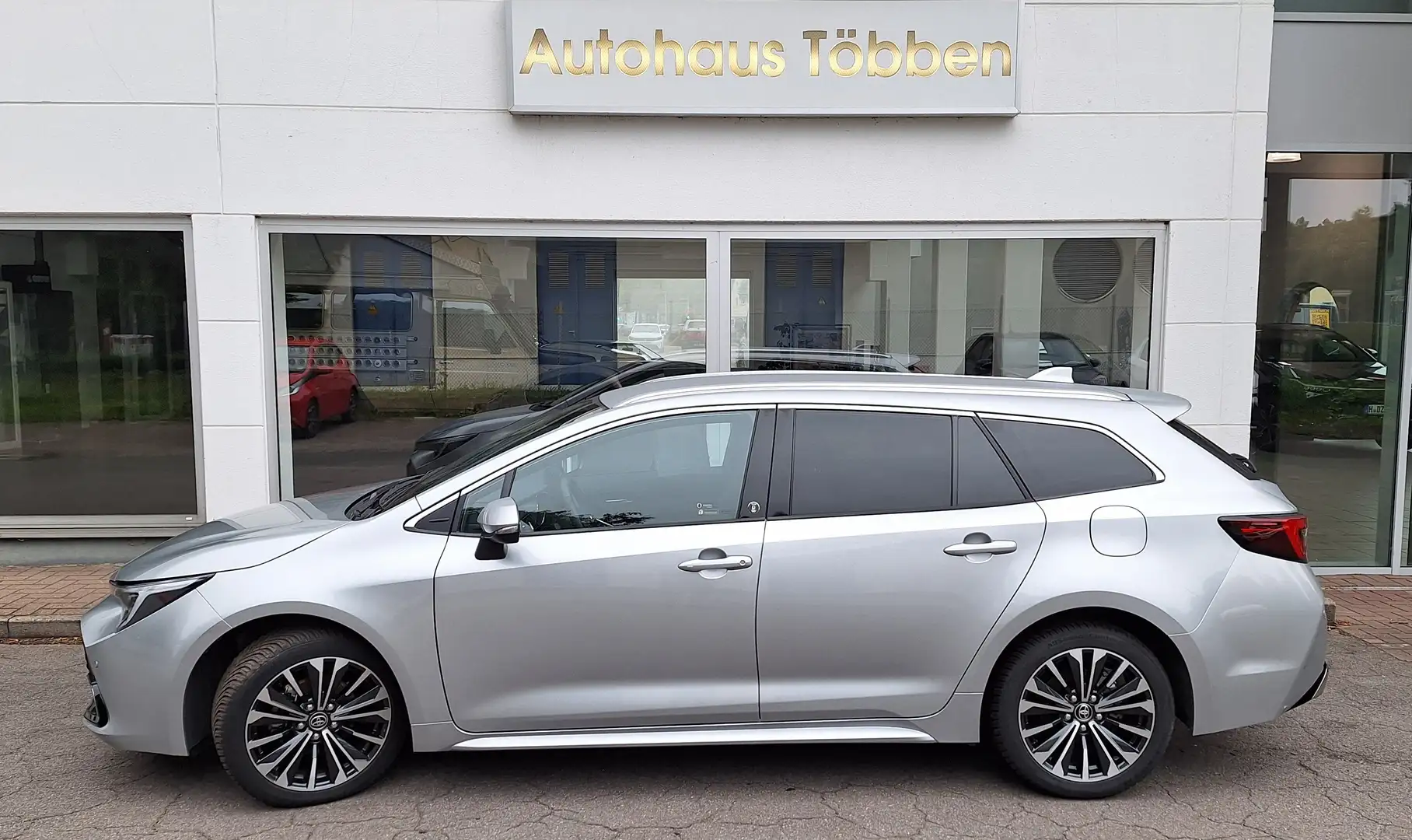 Toyota Corolla Hybrid Team D + Technik Paket + Ganzjahresreifen + Gris - 1